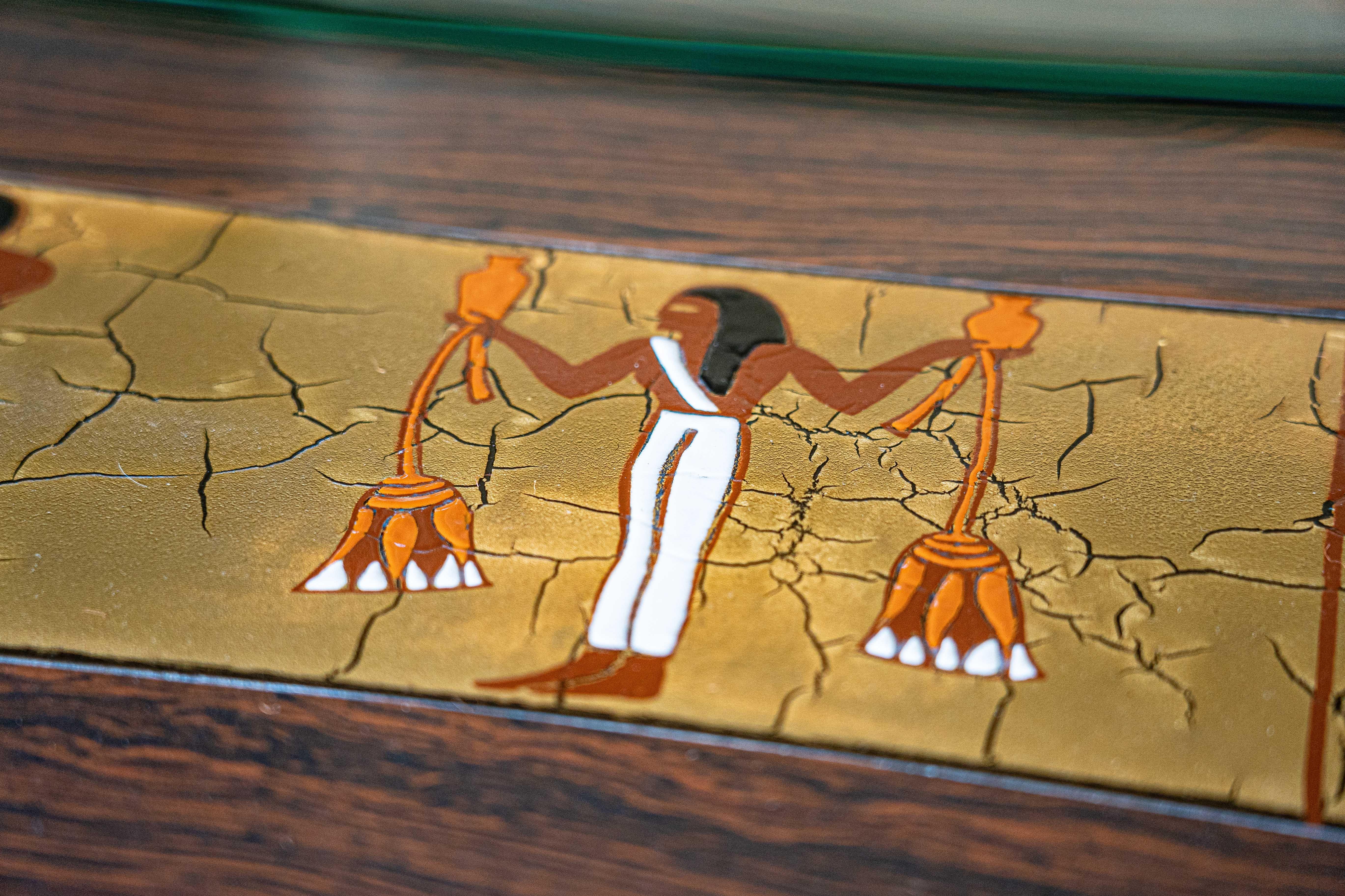 Couchtisch mit ägyptischen Motiven aus der Mitte des Jahrhunderts, Kacheln auf Palisanderholzstütze, Stahl und Glas im Zustand „Hervorragend“ im Angebot in Miami, FL