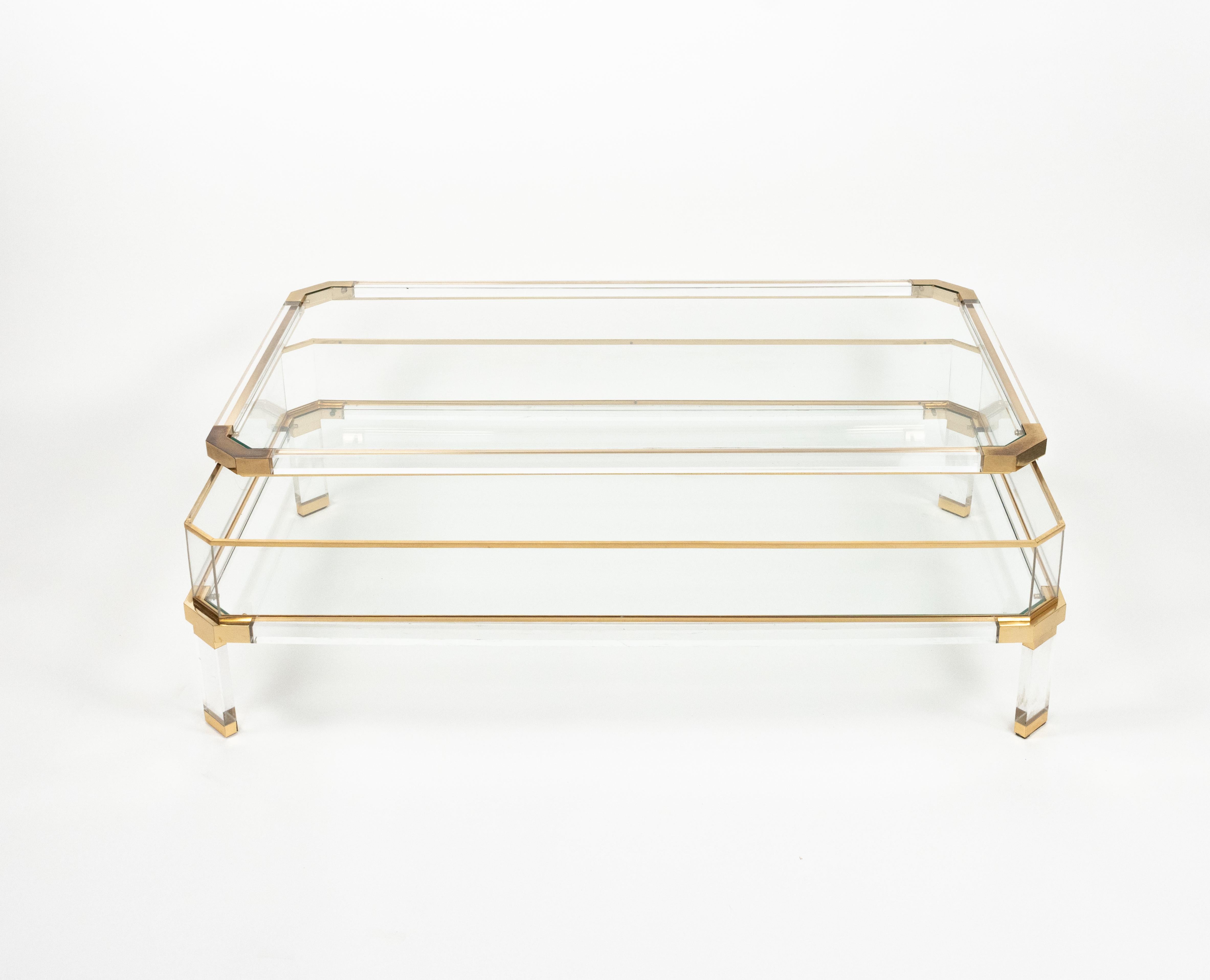 Mesa de centro de mediados de siglo en lucita, latón y cristal de Maison Jansen, Francia Años 70 en venta 3