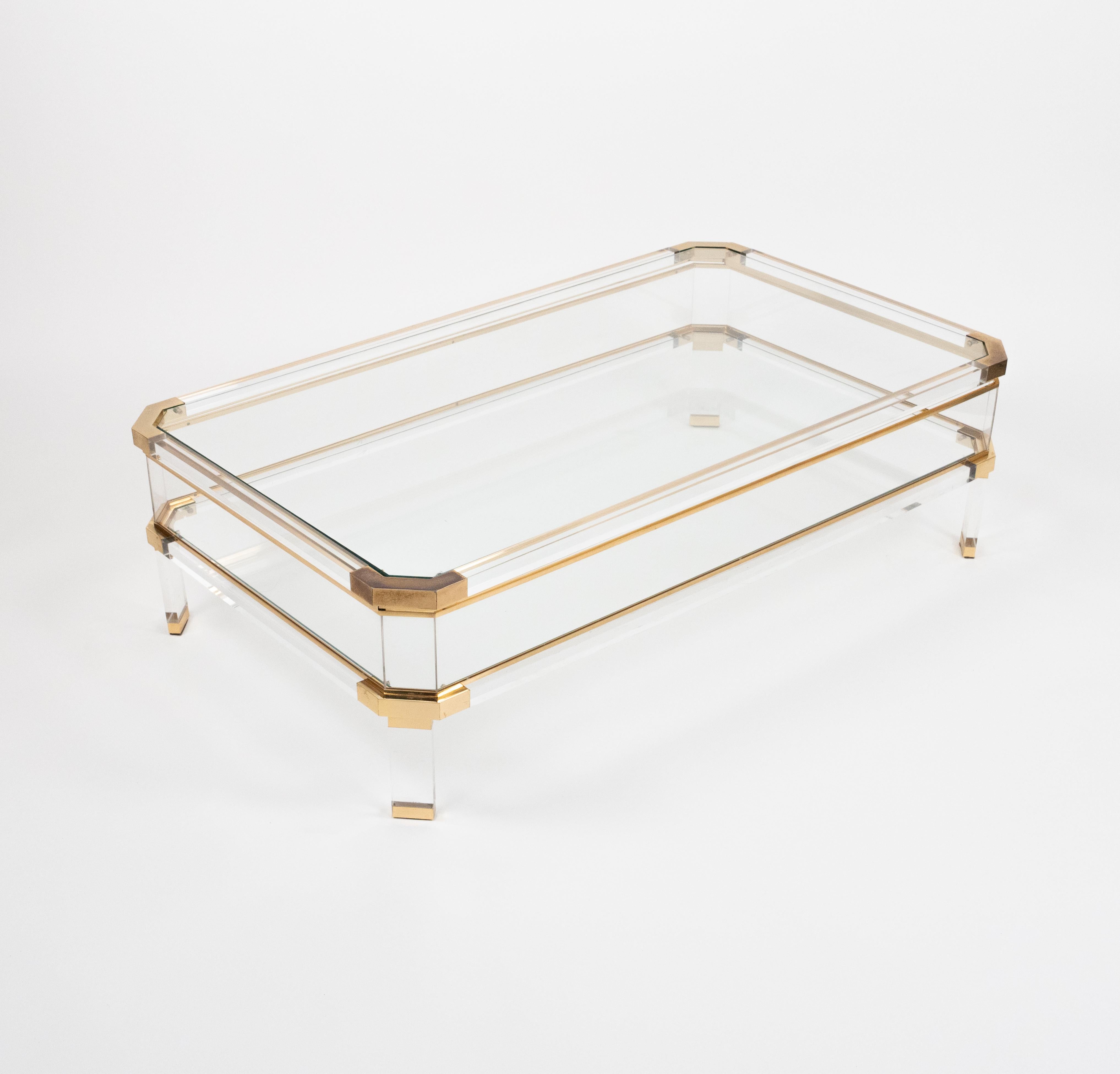 Sorprendente mesa de centro rectangular de mediados de siglo en latón, lucita y cristal con estante superior deslizante atribuida a Maison Jansen.

Fabricado en Francia en la década de 1970.

La parte superior puede deslizarse por la mitad para