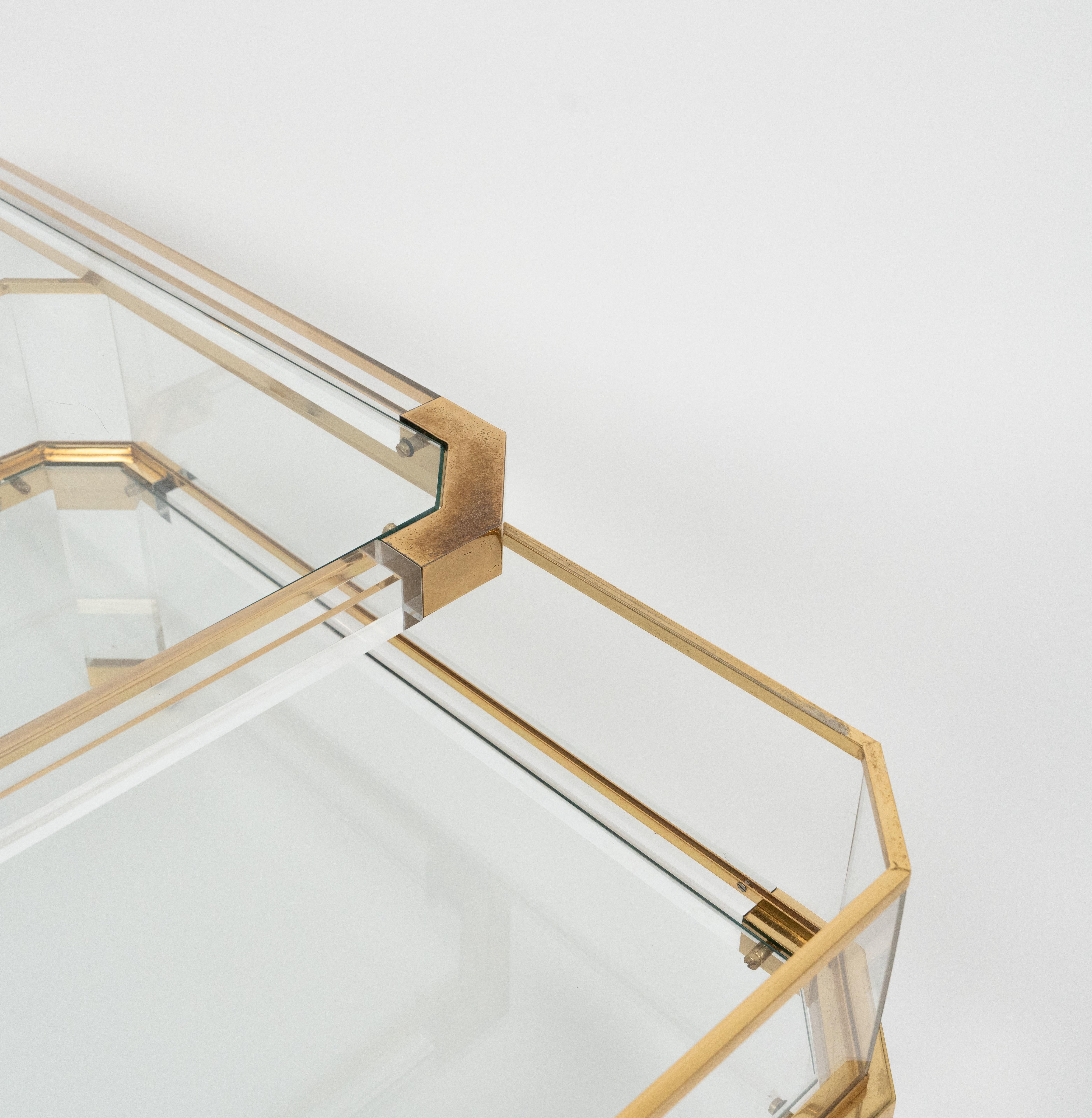 Mesa de centro de mediados de siglo en lucita, latón y cristal de Maison Jansen, Francia Años 70 Metal en venta