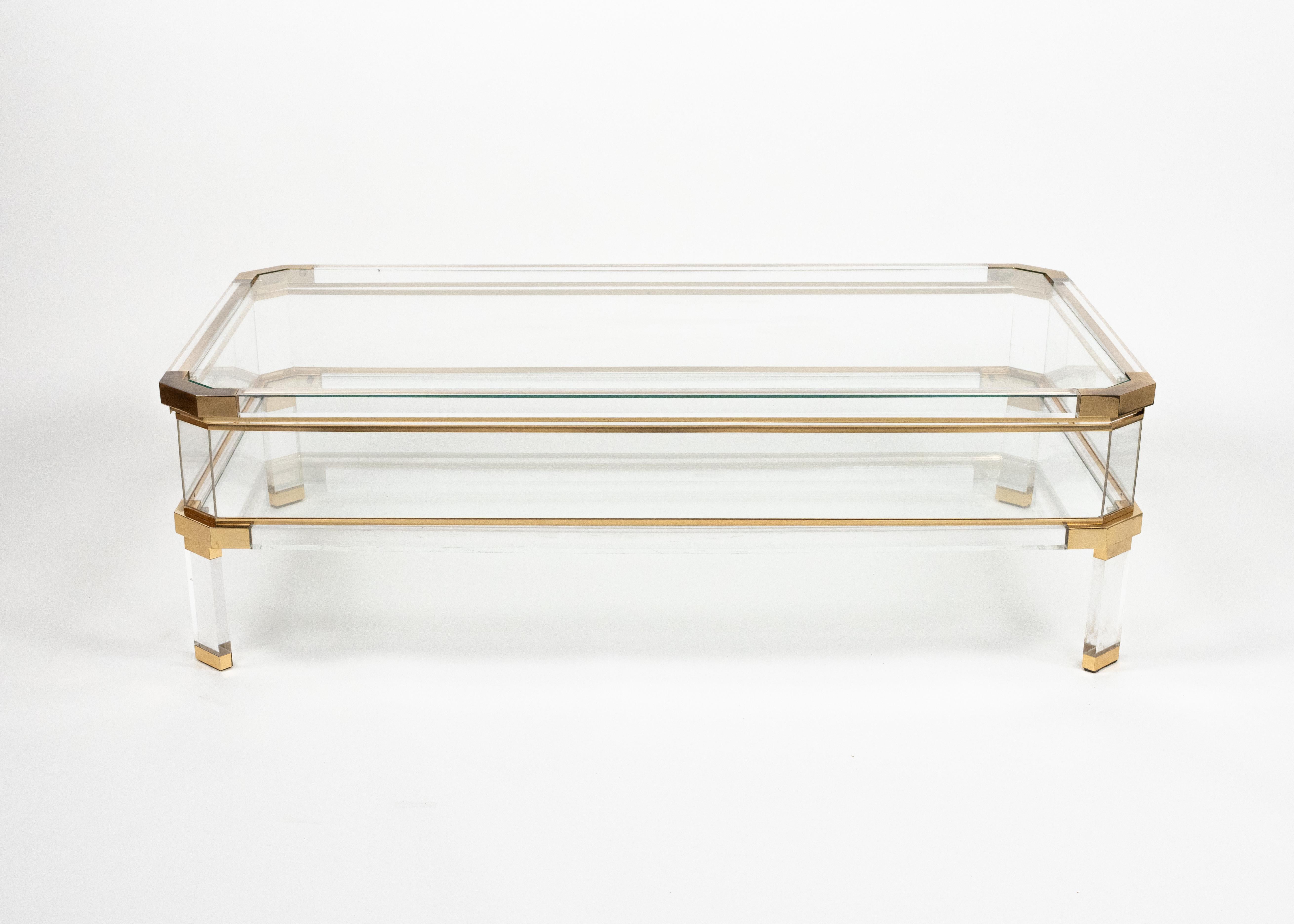 Mesa de centro de mediados de siglo en lucita, latón y cristal de Maison Jansen, Francia Años 70 en venta 2