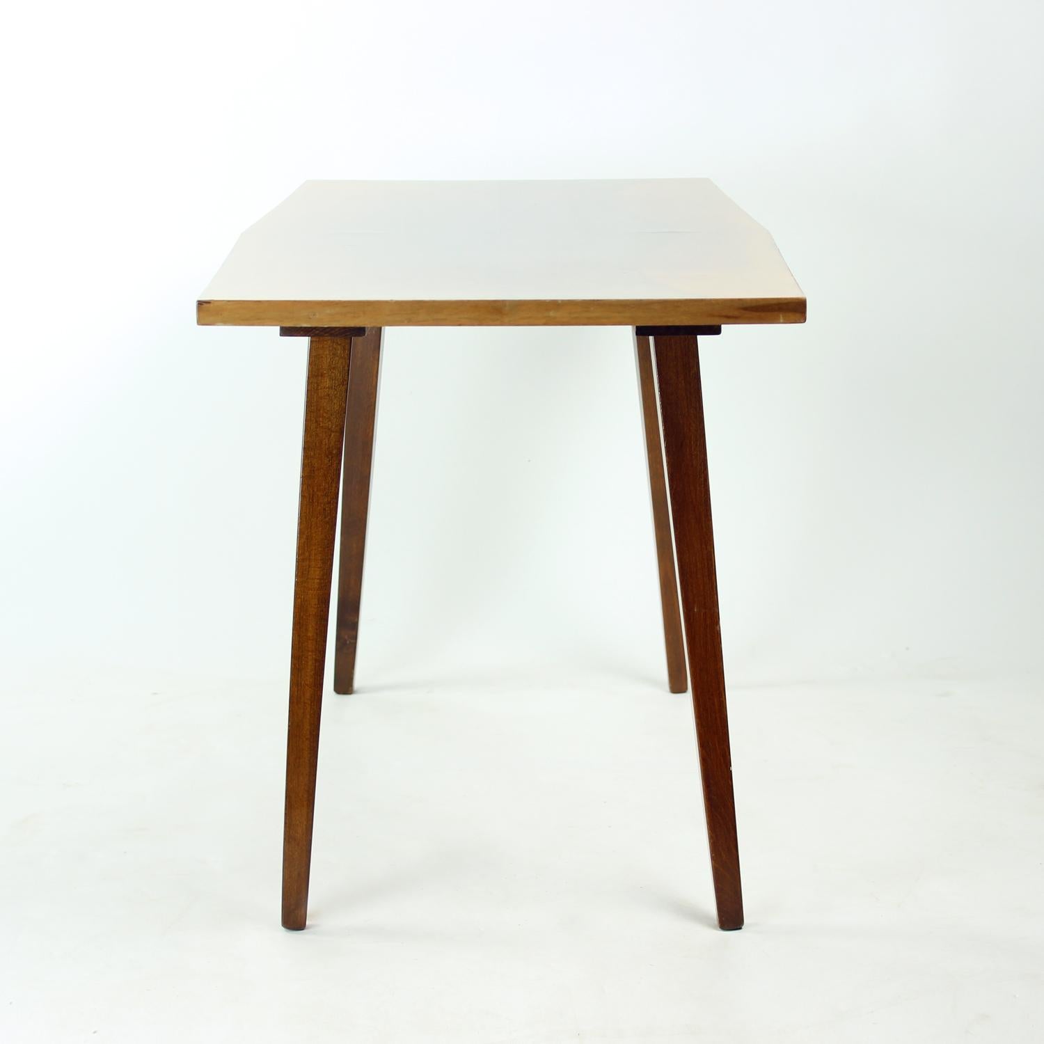 Table basse en noyer de Tatra, 1960s en vente 3
