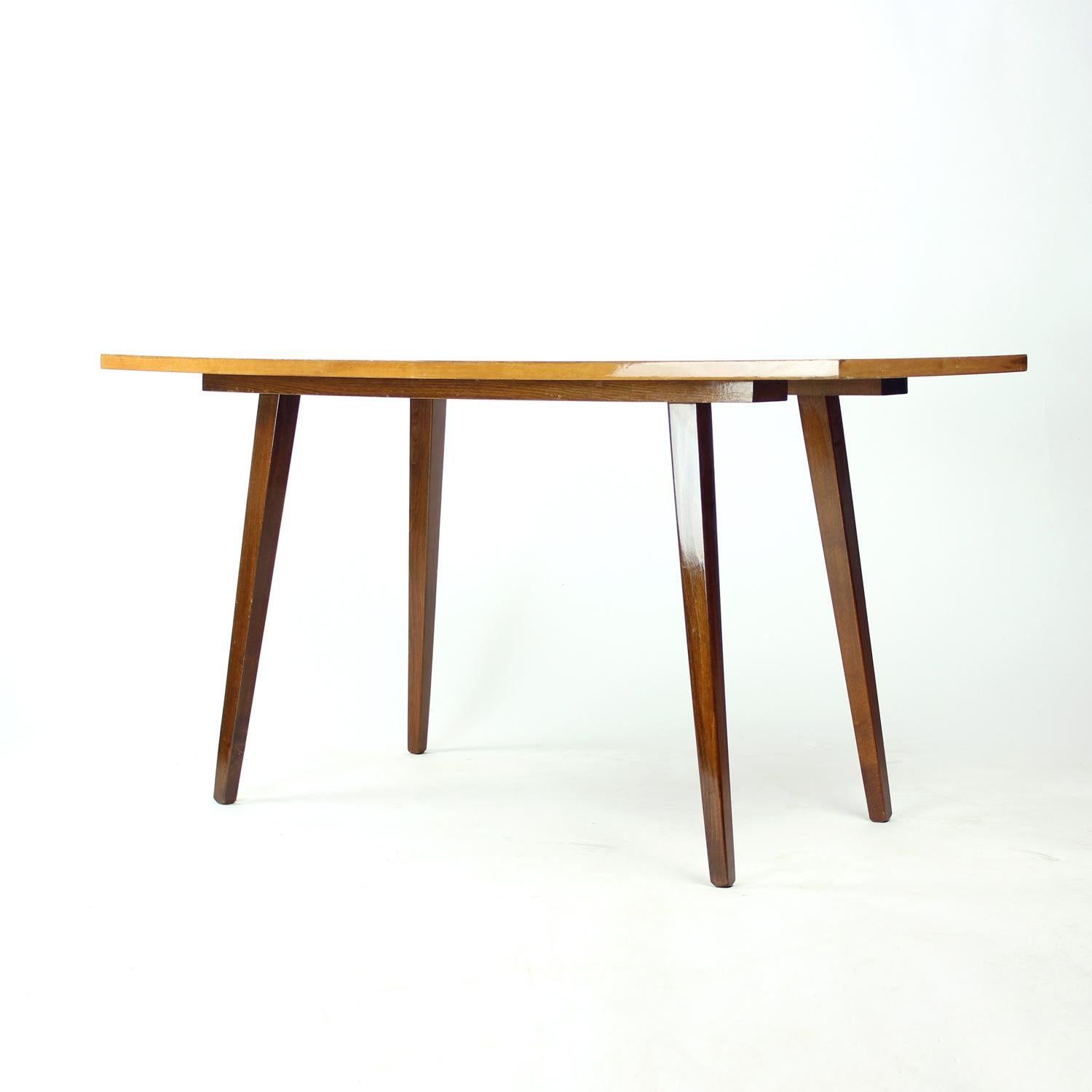 Table basse en noyer de Tatra, 1960s en vente 4