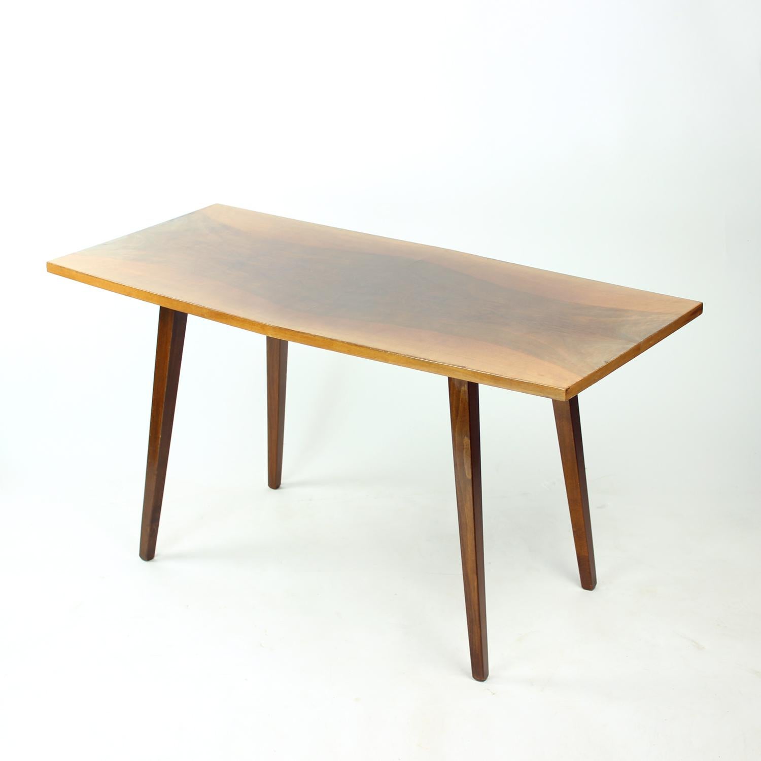 Table basse en noyer de Tatra, 1960s en vente 5