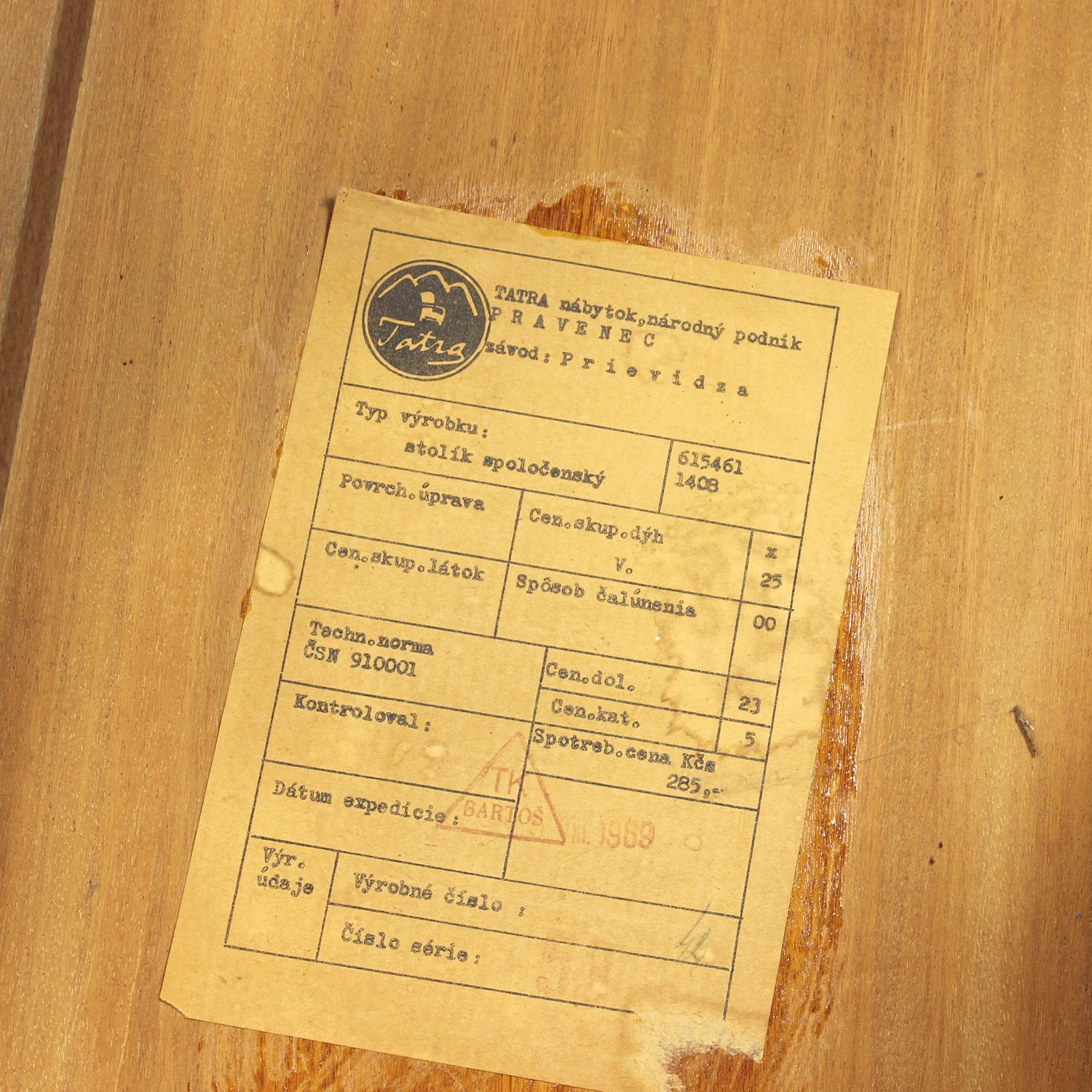 Table basse en noyer de Tatra, 1960s en vente 6