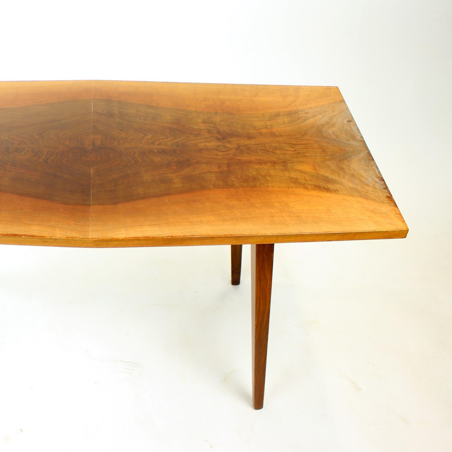 Table basse du milieu du siècle produite par Tatra en Tchécoslovaquie en 1969. L'étiquette d'origine est encore attachée. La table est élégante, reposant sur quatre pieds avec un plateau supérieur de forme hexagonale. La table est fabriquée en bois