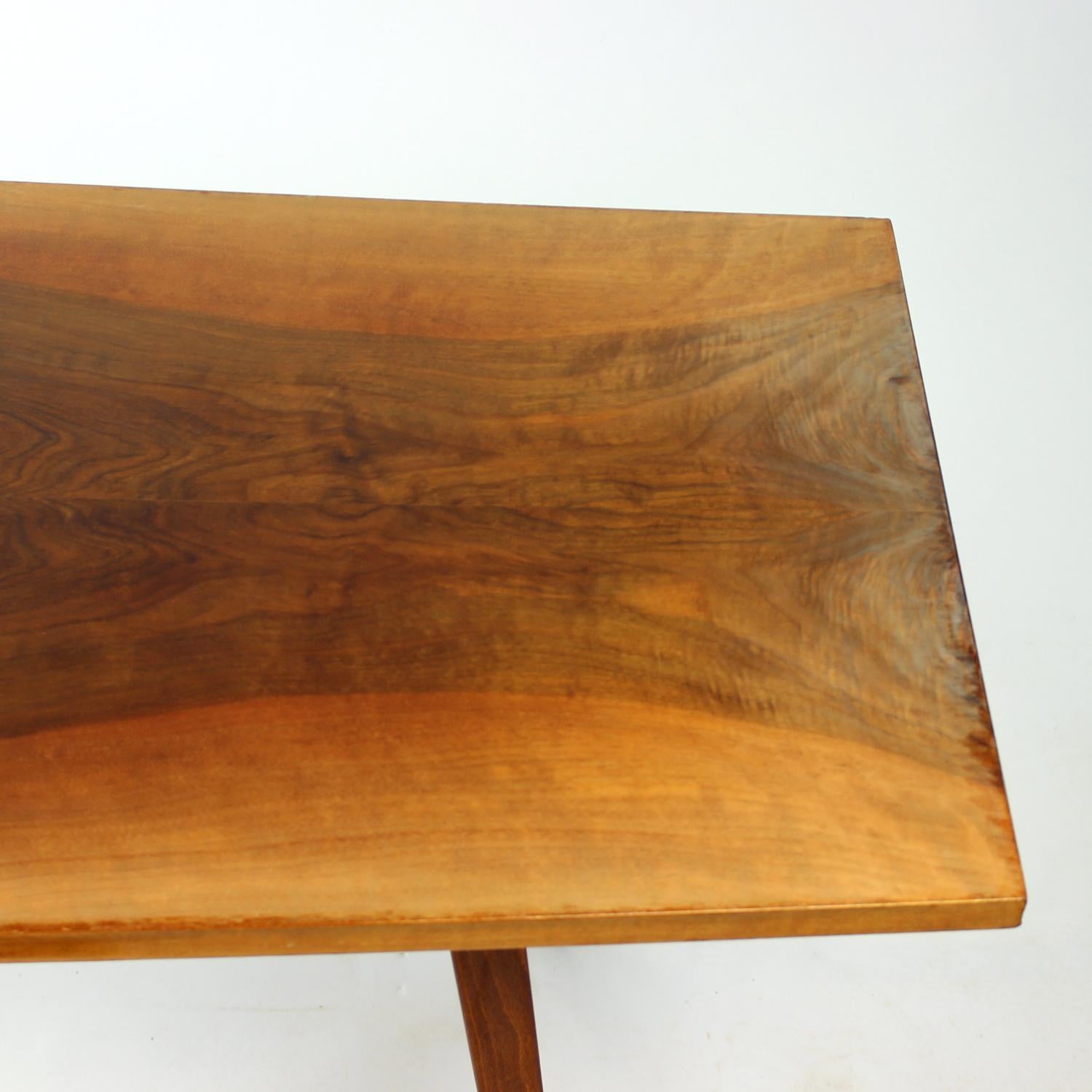 Table basse en noyer de Tatra, 1960s Bon état - En vente à Zohor, SK