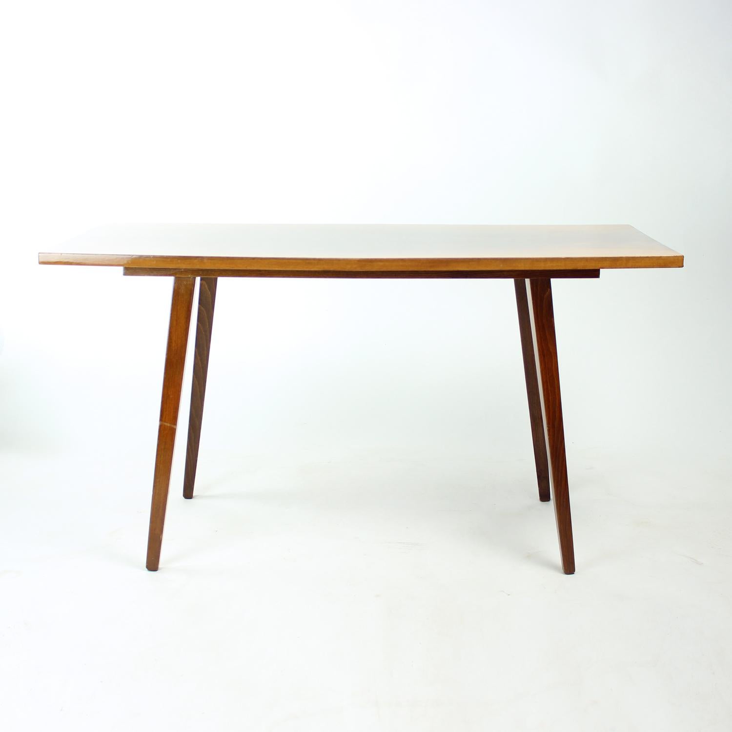 Chêne Table basse en noyer de Tatra, 1960s en vente