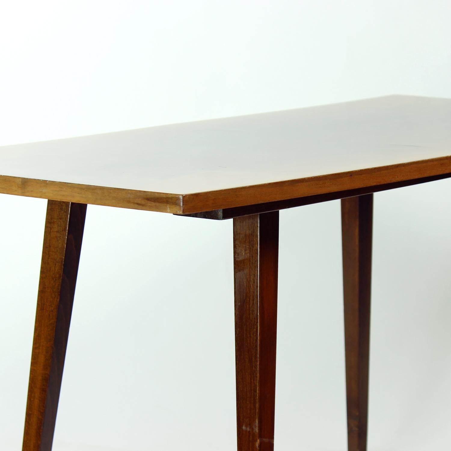 Table basse en noyer de Tatra, 1960s en vente 1