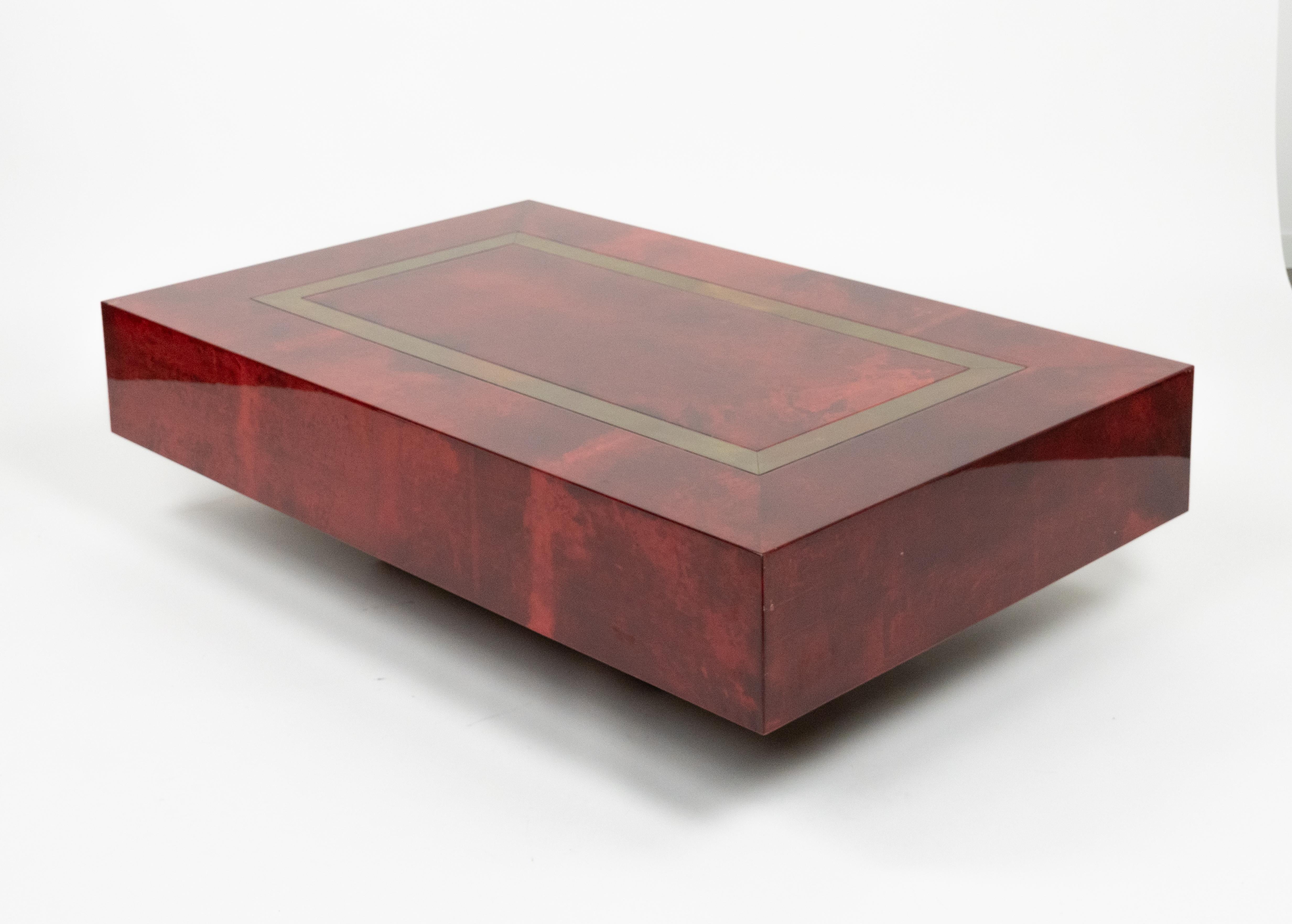 Mesa de centro de mediados de siglo en madera, piel de cabra roja y latón de Aldo Tura, Italia Años 60 en venta 3