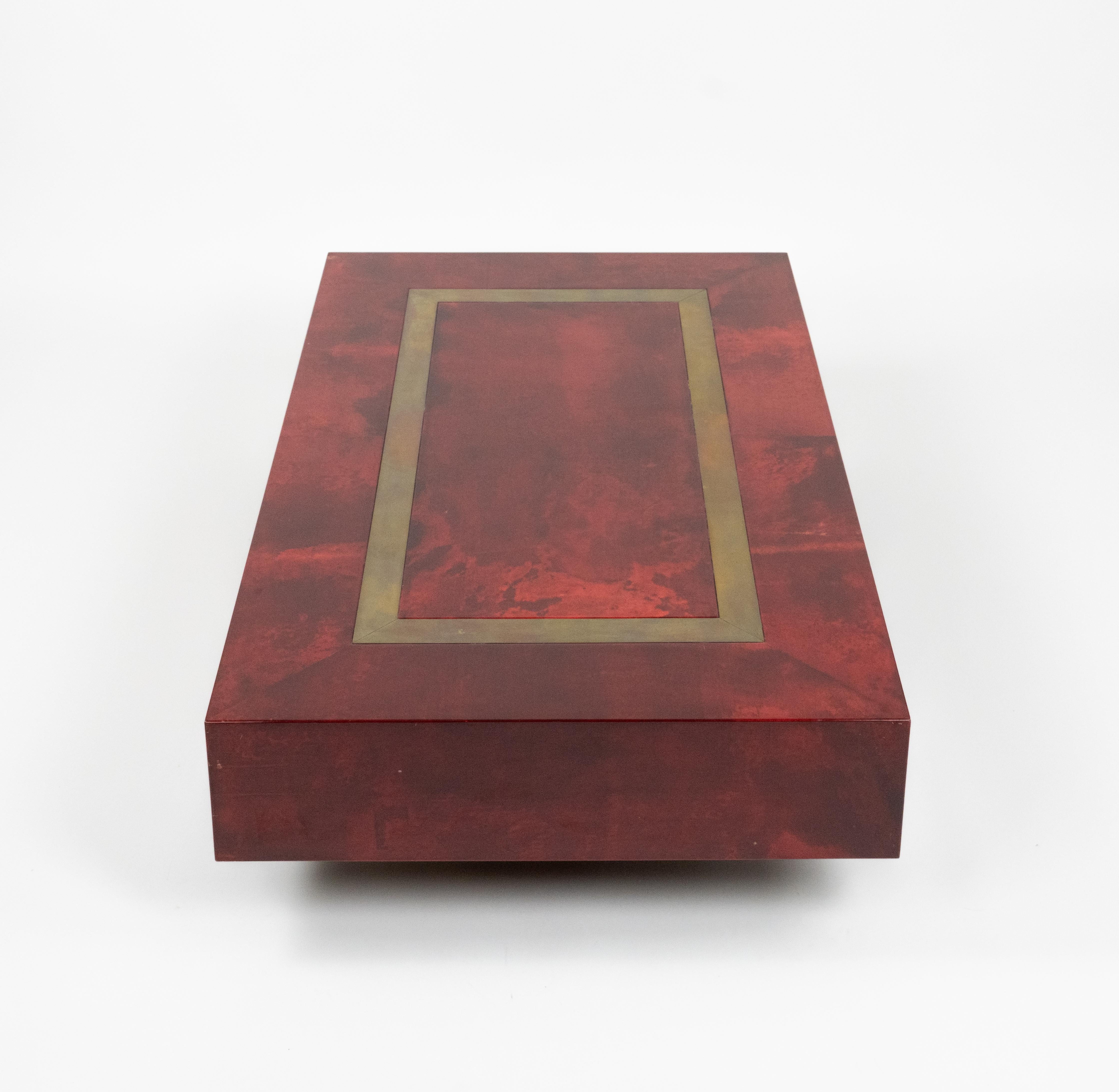 Mesa de centro de mediados de siglo en madera, piel de cabra roja y latón de Aldo Tura, Italia Años 60 en venta 4