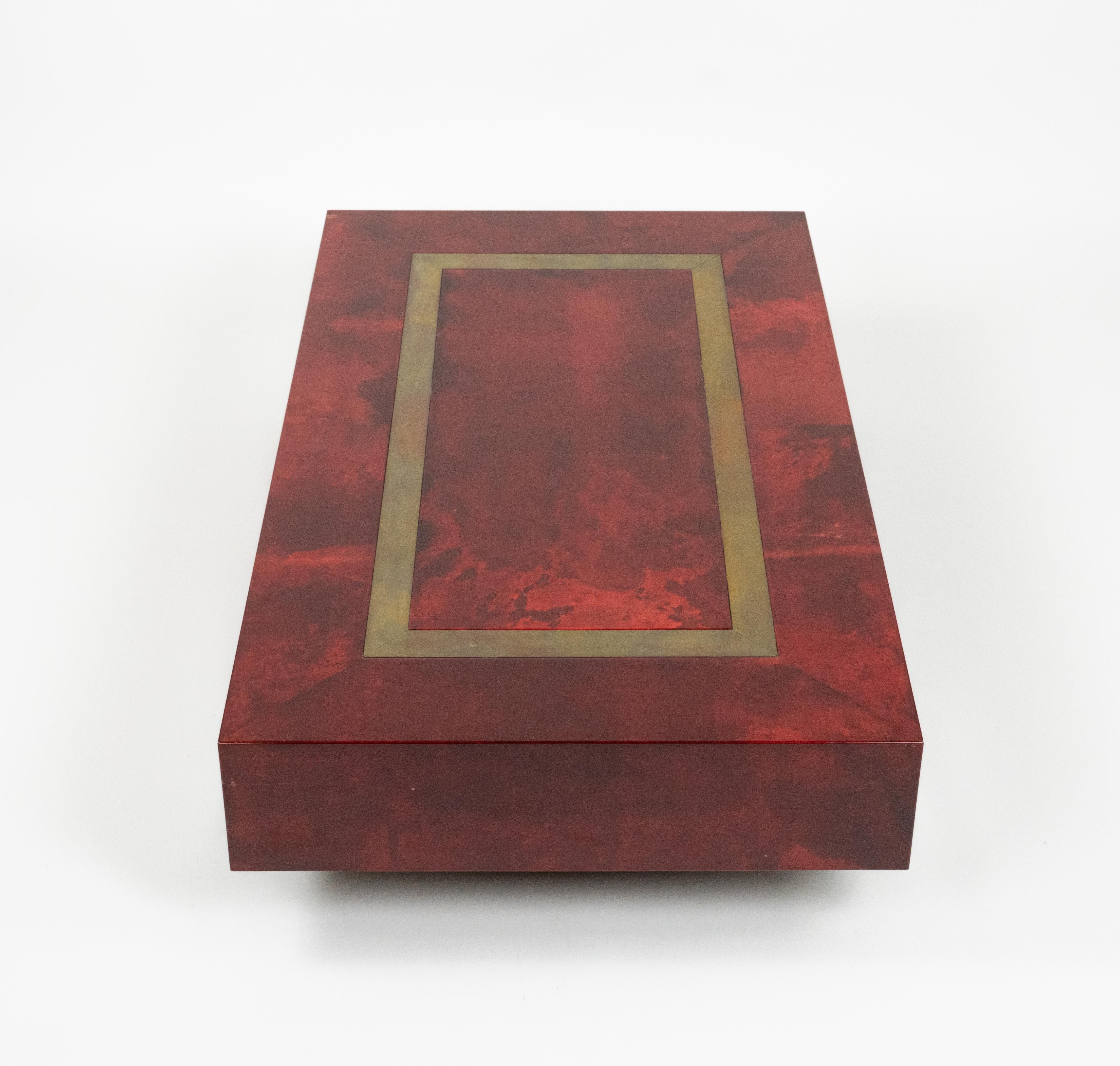 Mesa de centro de mediados de siglo en madera, piel de cabra roja y latón de Aldo Tura, Italia Años 60 en venta 5