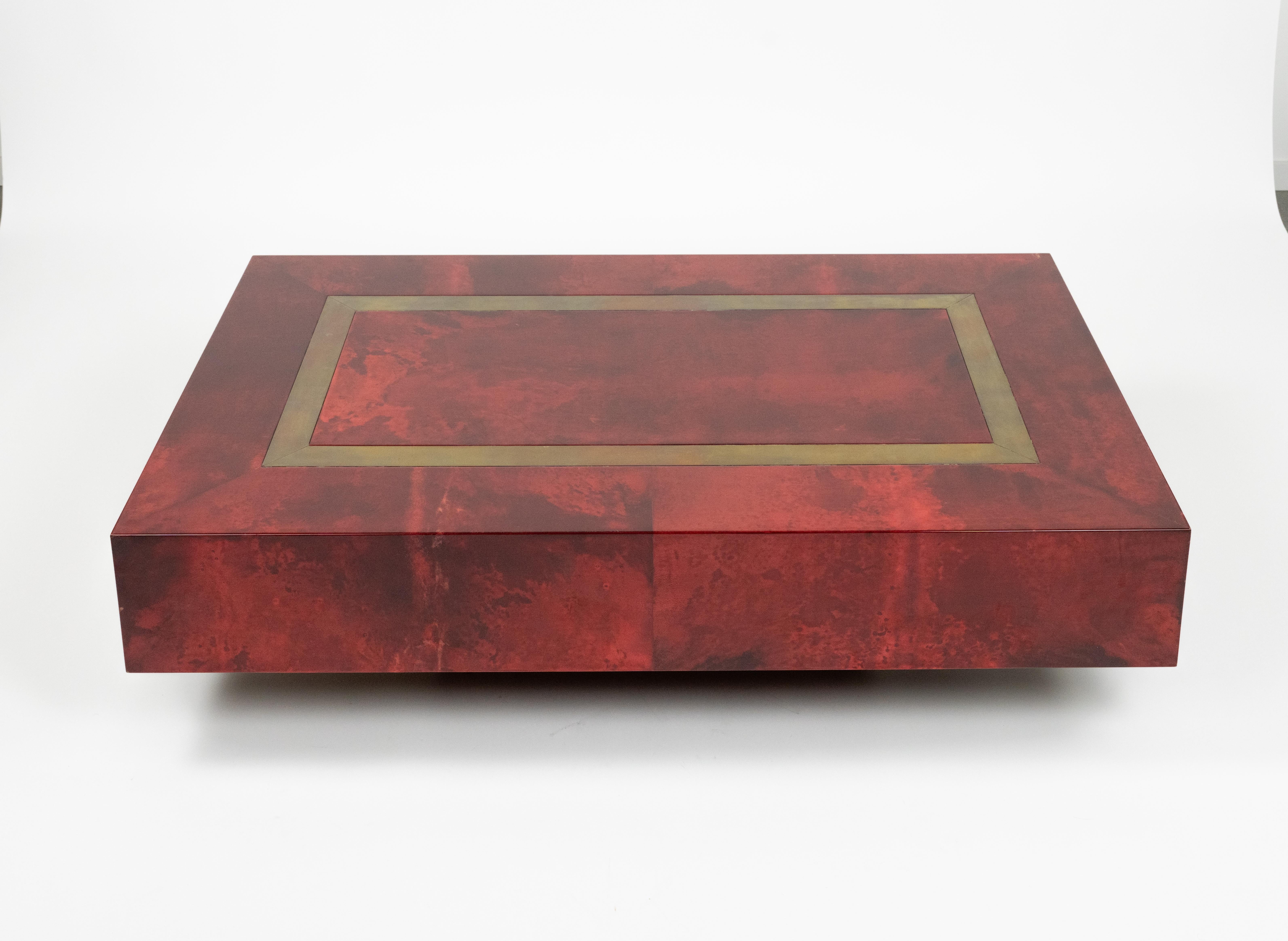 Mesa de centro de mediados de siglo en madera, piel de cabra roja y latón de Aldo Tura, Italia Años 60 en venta 6