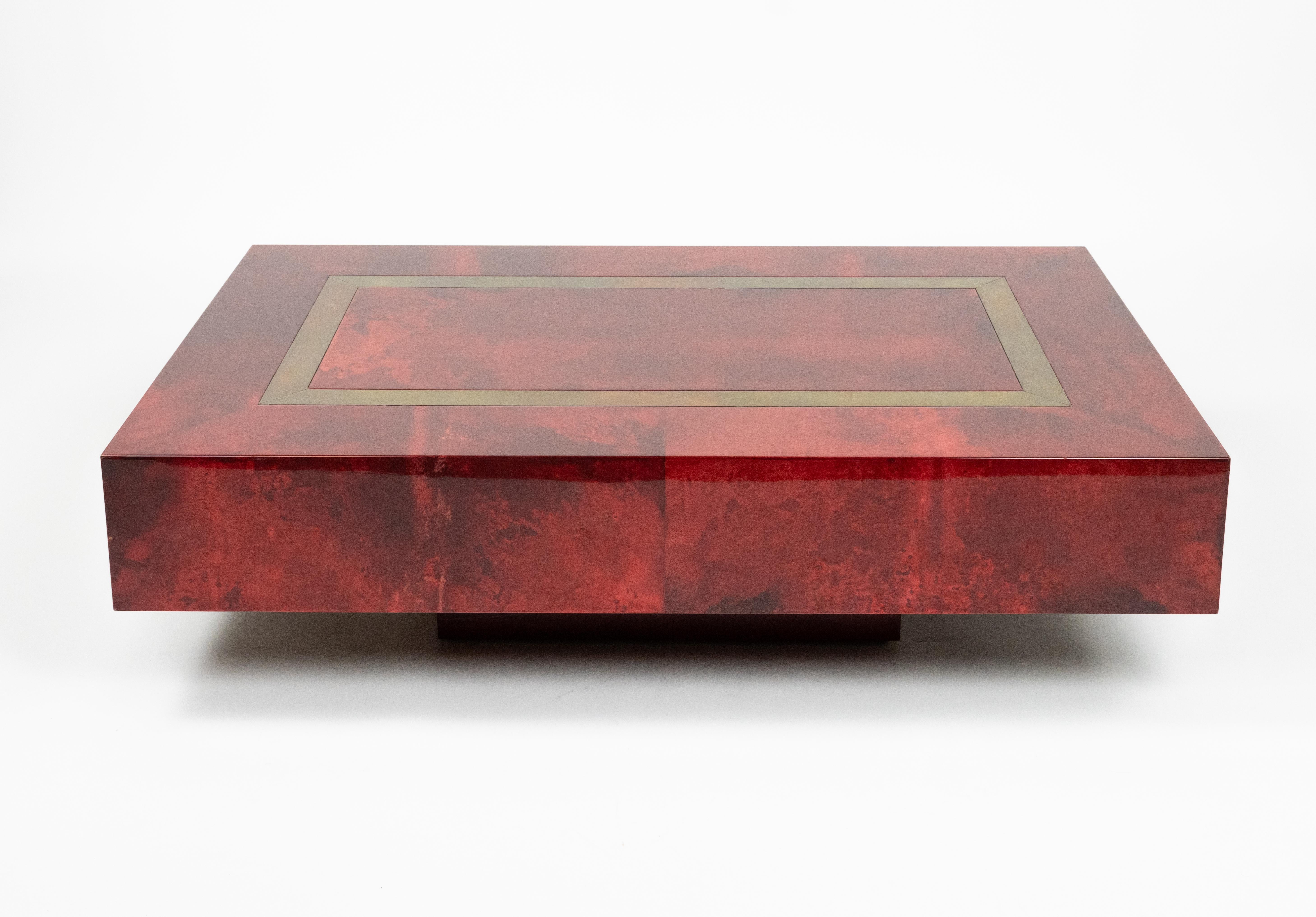 Mesa de centro de mediados de siglo en madera, piel de cabra roja y latón de Aldo Tura, Italia Años 60 en venta 7