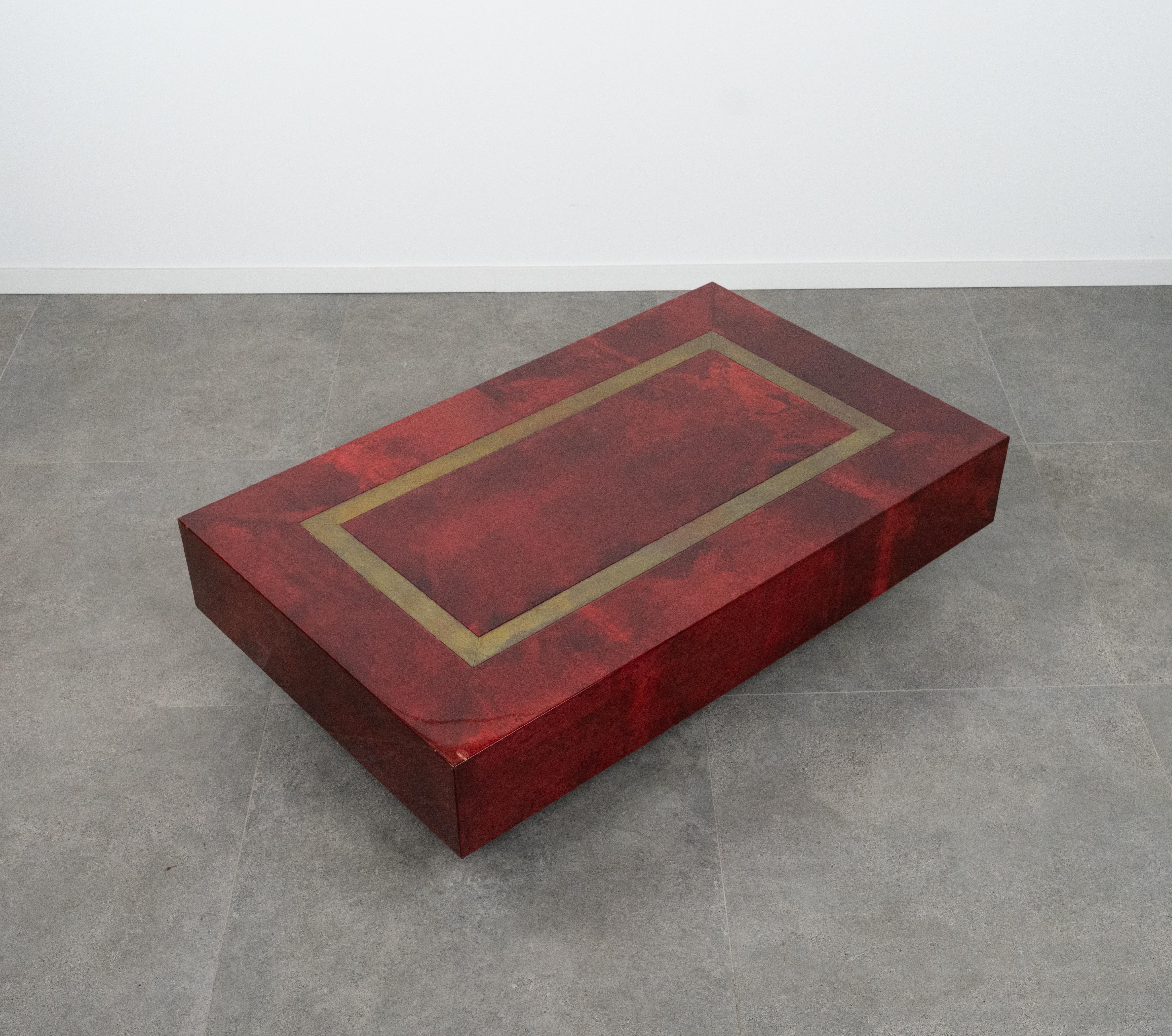Mesa de centro de mediados de siglo en madera, piel de cabra roja y latón de Aldo Tura, Italia Años 60 en venta 10
