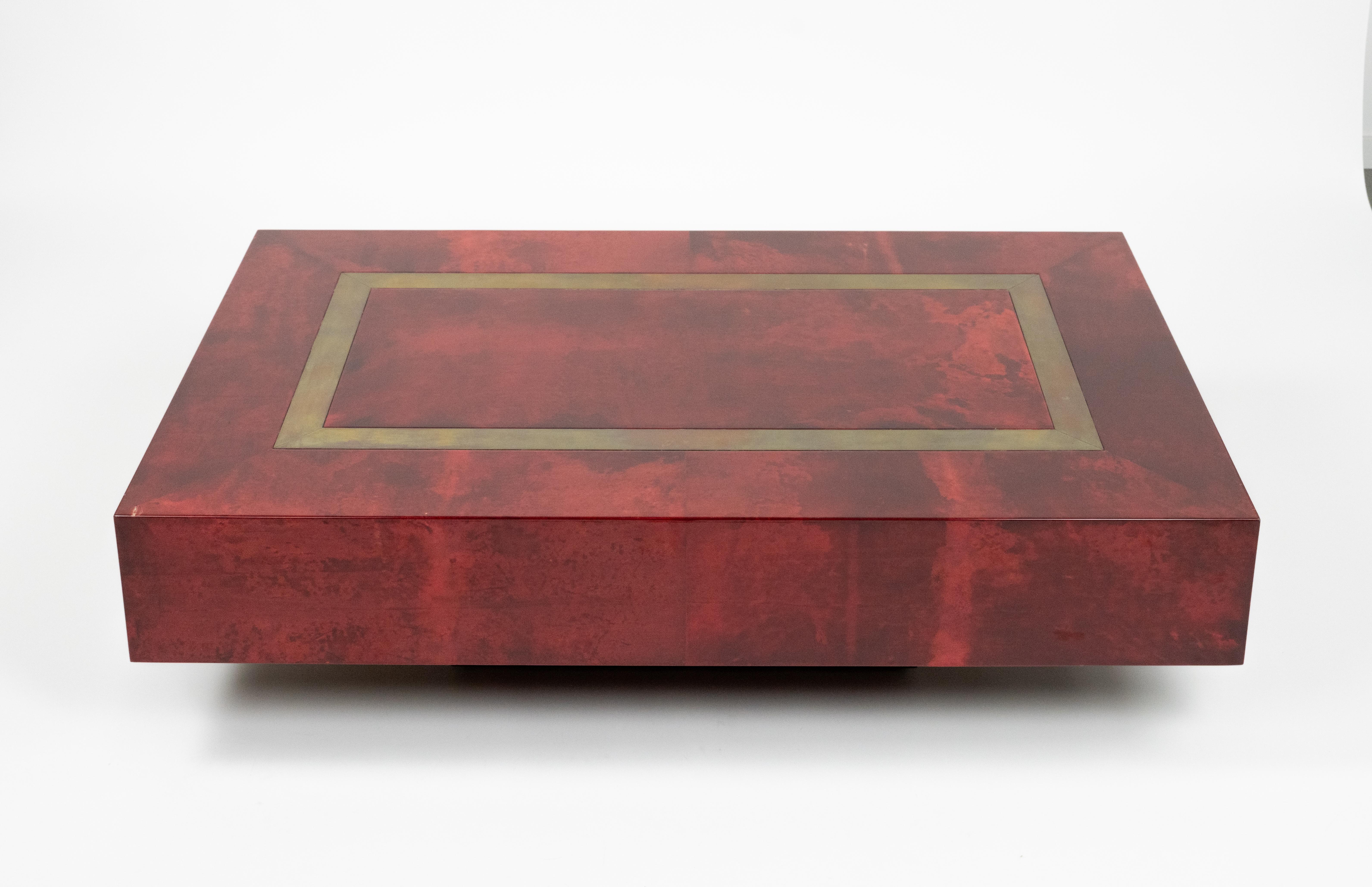 Sorprendente mesa de centro rectangular de mediados de siglo en madera, piel de cabra roja lacada y latón, de Aldo Tura.

Fabricado en Italia en la década de 1960.

El pergamino de piel de cabra barnizada, en ricos tonos rojos, hace que esta mesa de