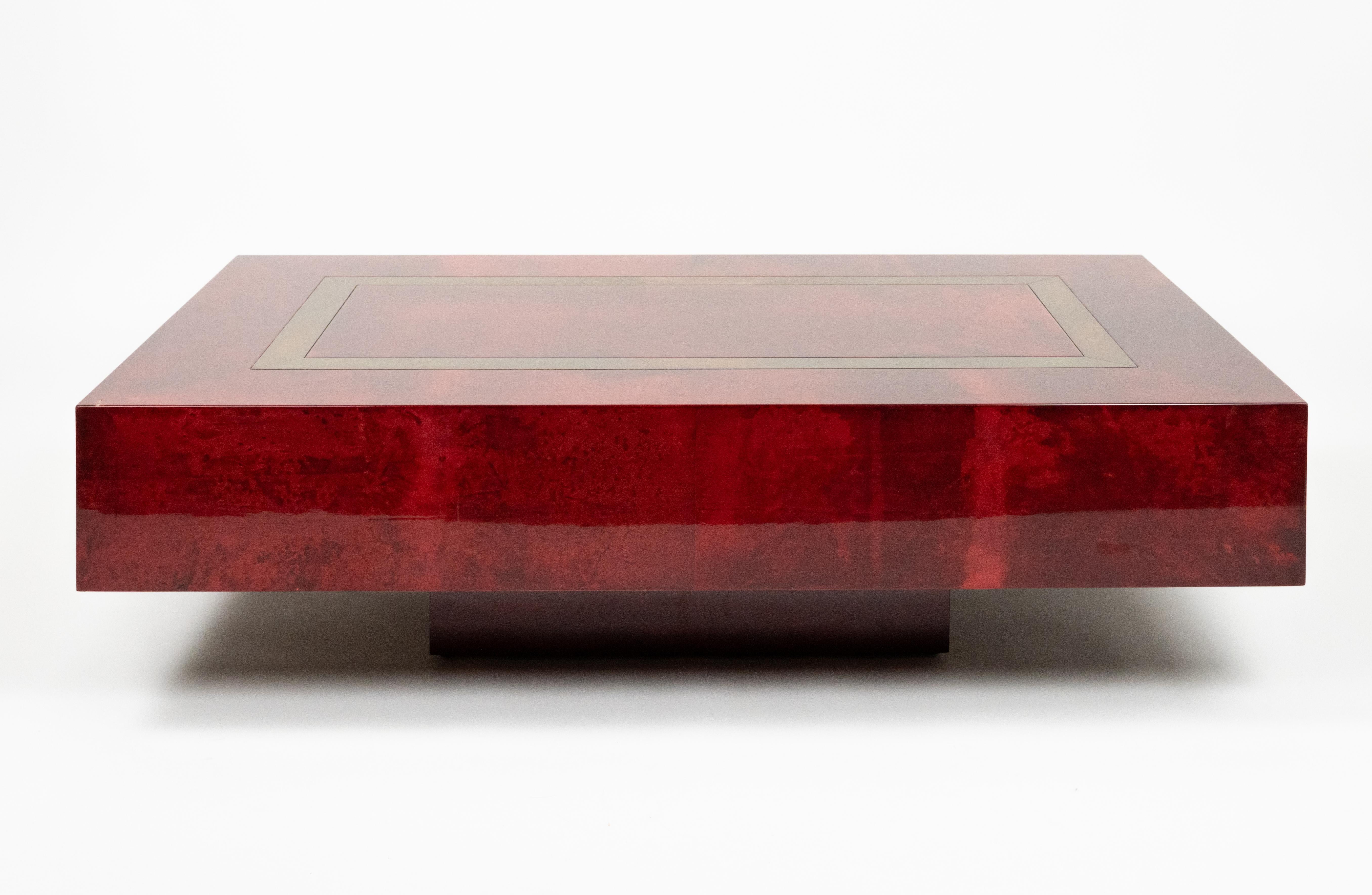 Mesa de centro de mediados de siglo en madera, piel de cabra roja y latón de Aldo Tura, Italia Años 60 Italiano en venta
