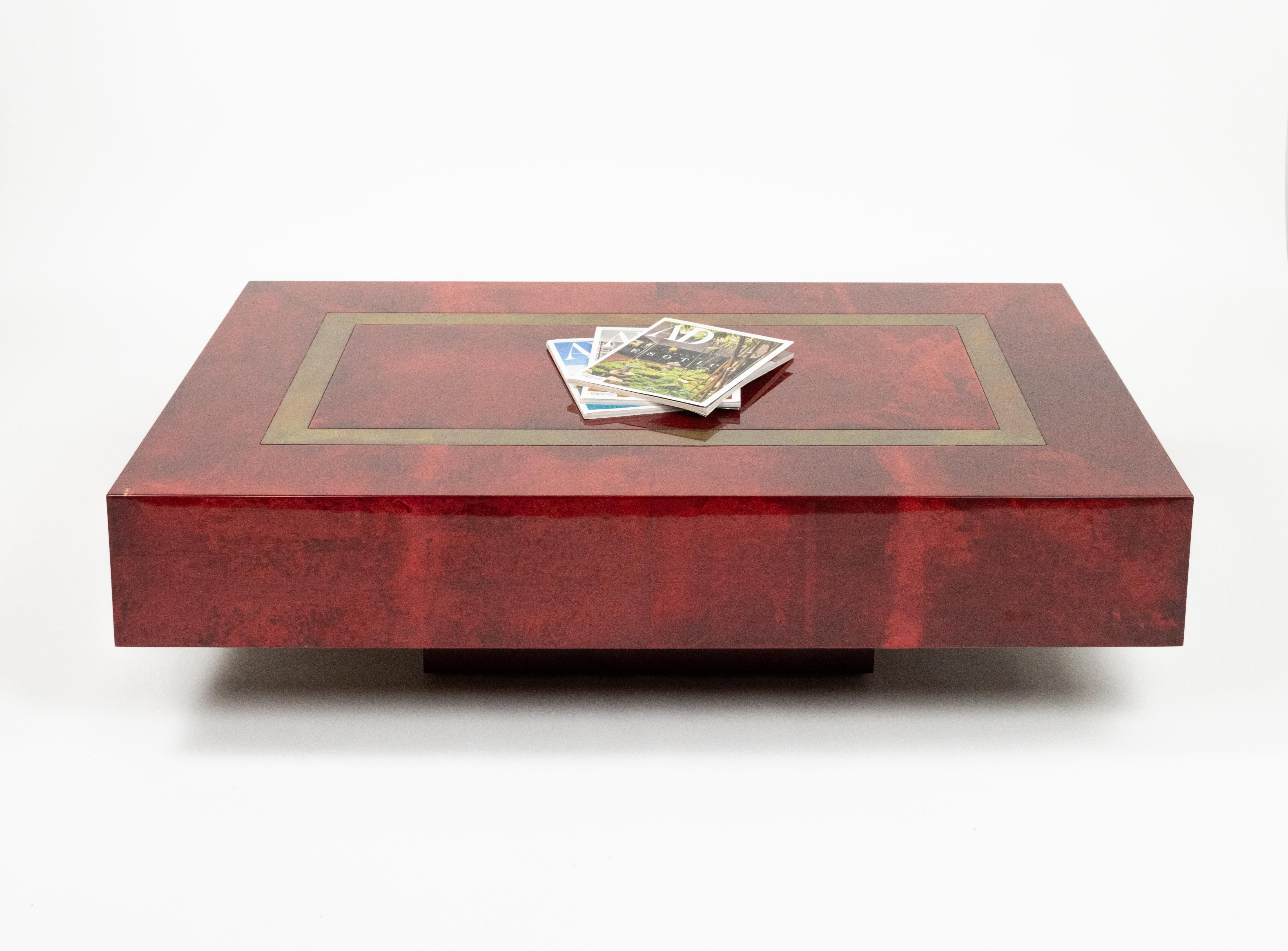 Mesa de centro de mediados de siglo en madera, piel de cabra roja y latón de Aldo Tura, Italia Años 60 mediados del siglo XX en venta