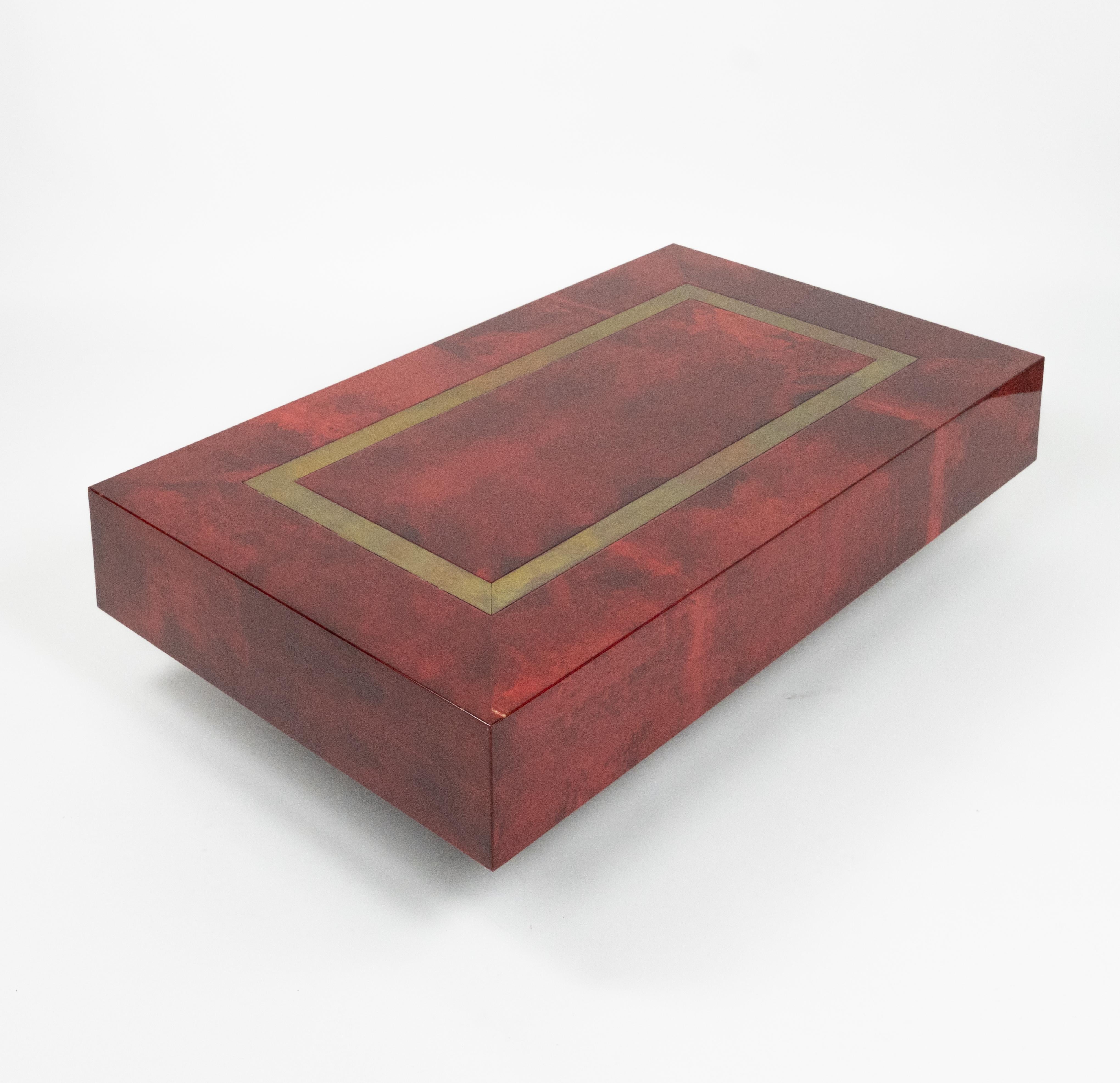 Mesa de centro de mediados de siglo en madera, piel de cabra roja y latón de Aldo Tura, Italia Años 60 Metal en venta