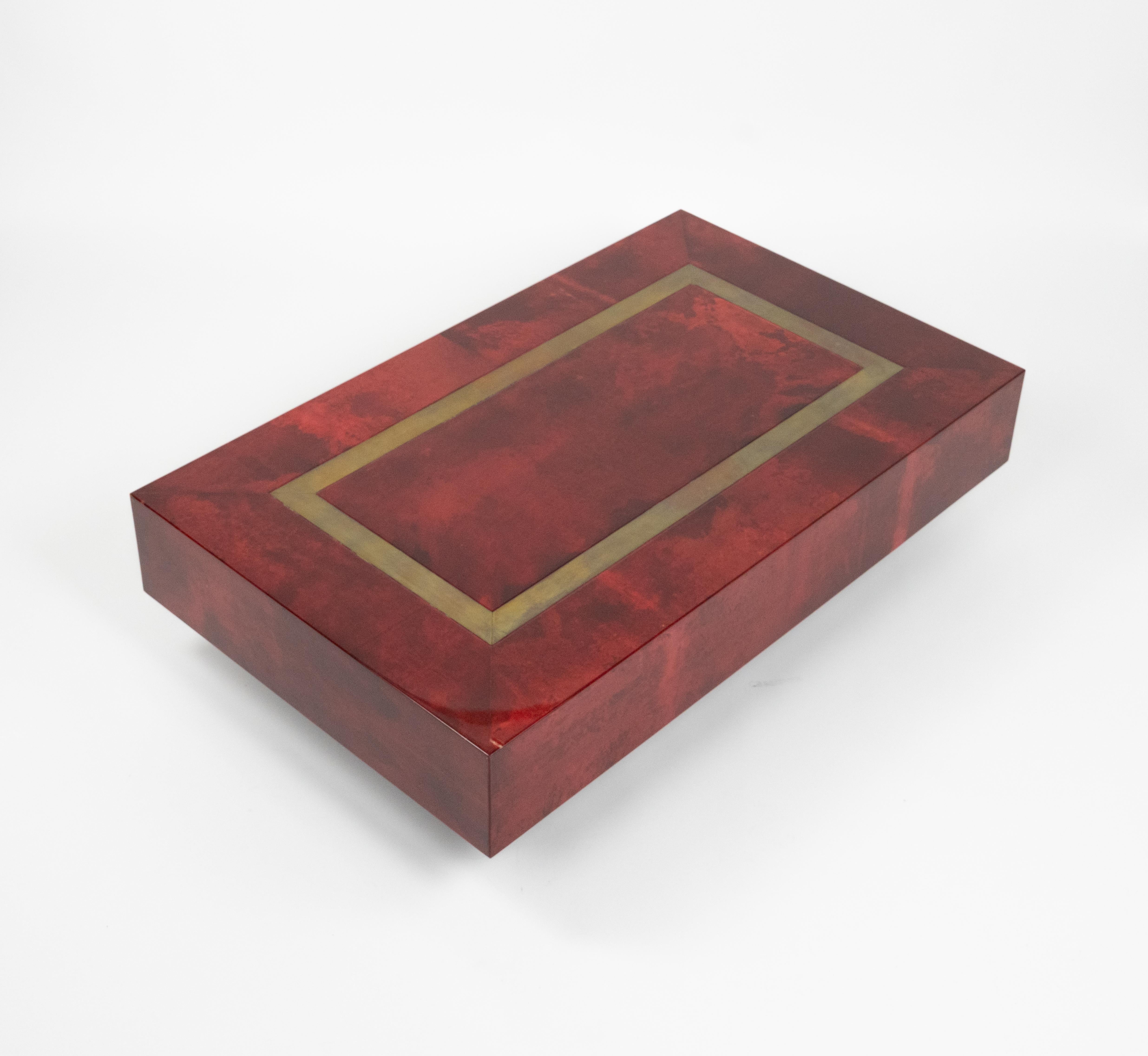 Mesa de centro de mediados de siglo en madera, piel de cabra roja y latón de Aldo Tura, Italia Años 60 en venta 1