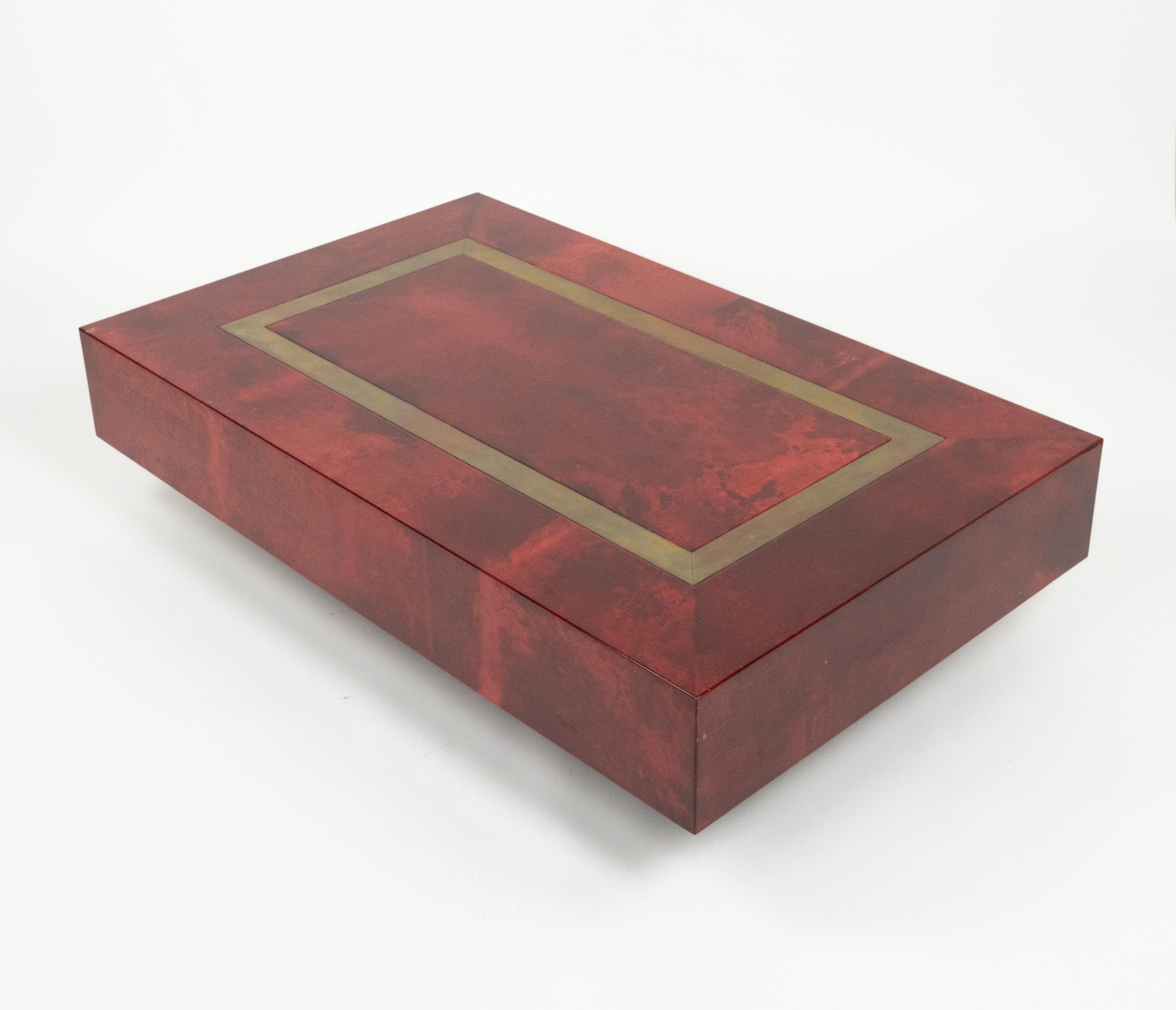 Mesa de centro de mediados de siglo en madera, piel de cabra roja y latón de Aldo Tura, Italia Años 60 en venta 2