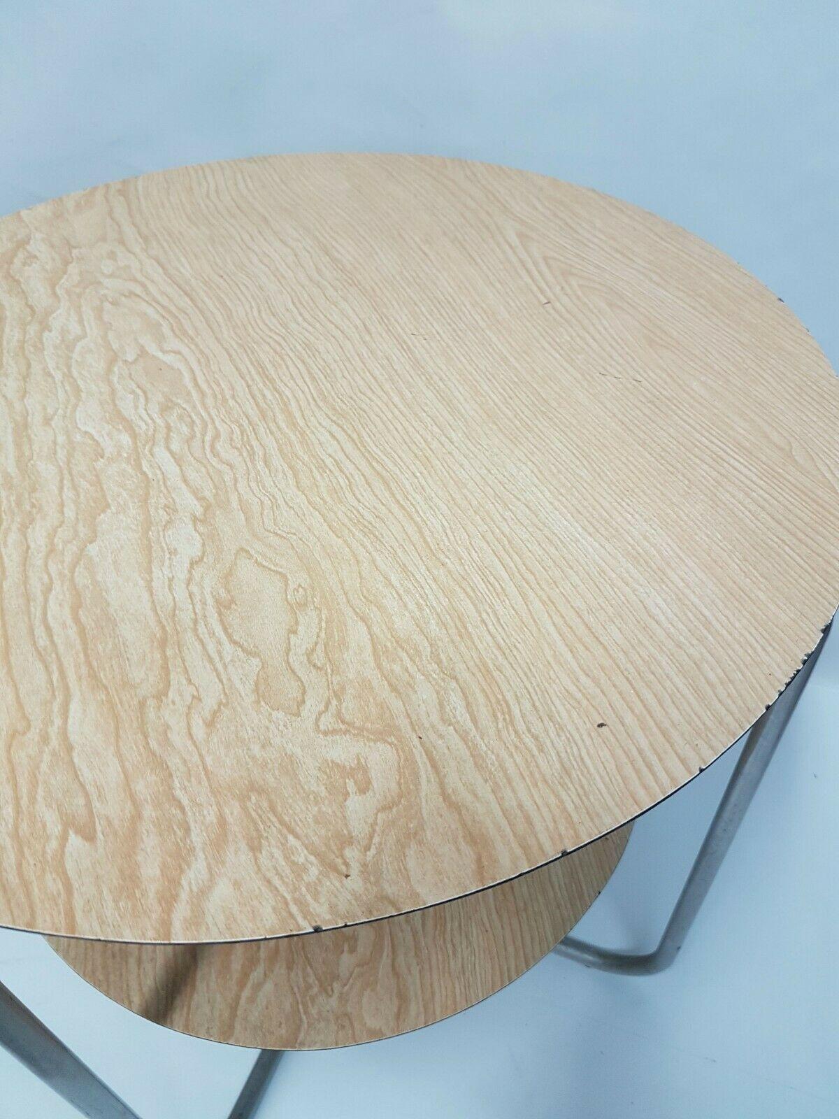 Table basse originale des années 60 avec un beau design italien, avec une double étagère en bois recouverte d'un effet bois formica et un cadre en aluminium avec des pieds incurvés

Il mesure 60 cm de hauteur et le même diamètre de l'étagère