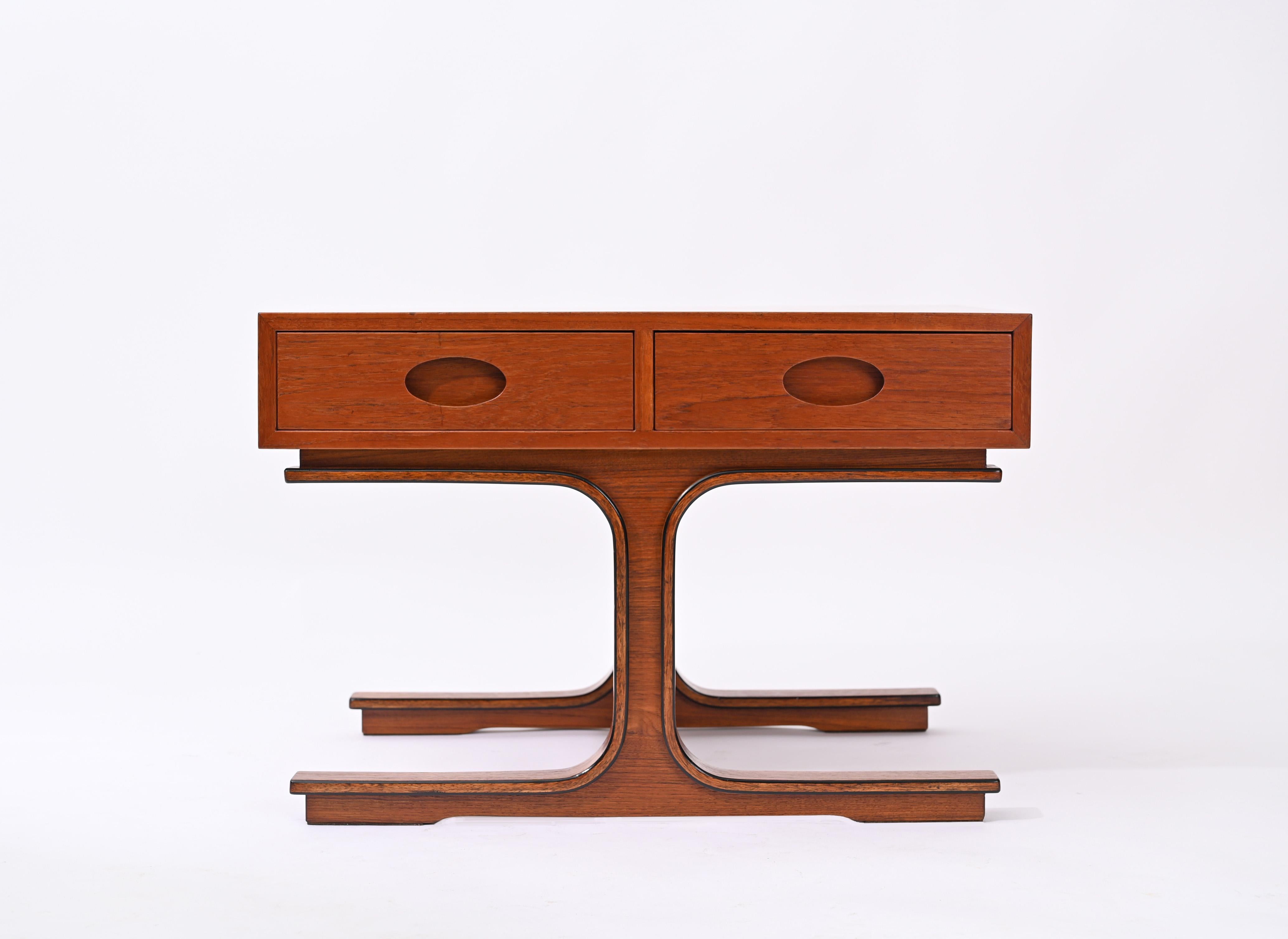 Étonnante table basse mod. 554 conçue par Gianfranco Frattini en 1957 pour Bernini. Polyvalent et élégant 

Cette table basse incroyablement élégante comporte deux tiroirs avec poignées sculptées et  les deux jambes courbes emblématiques sont