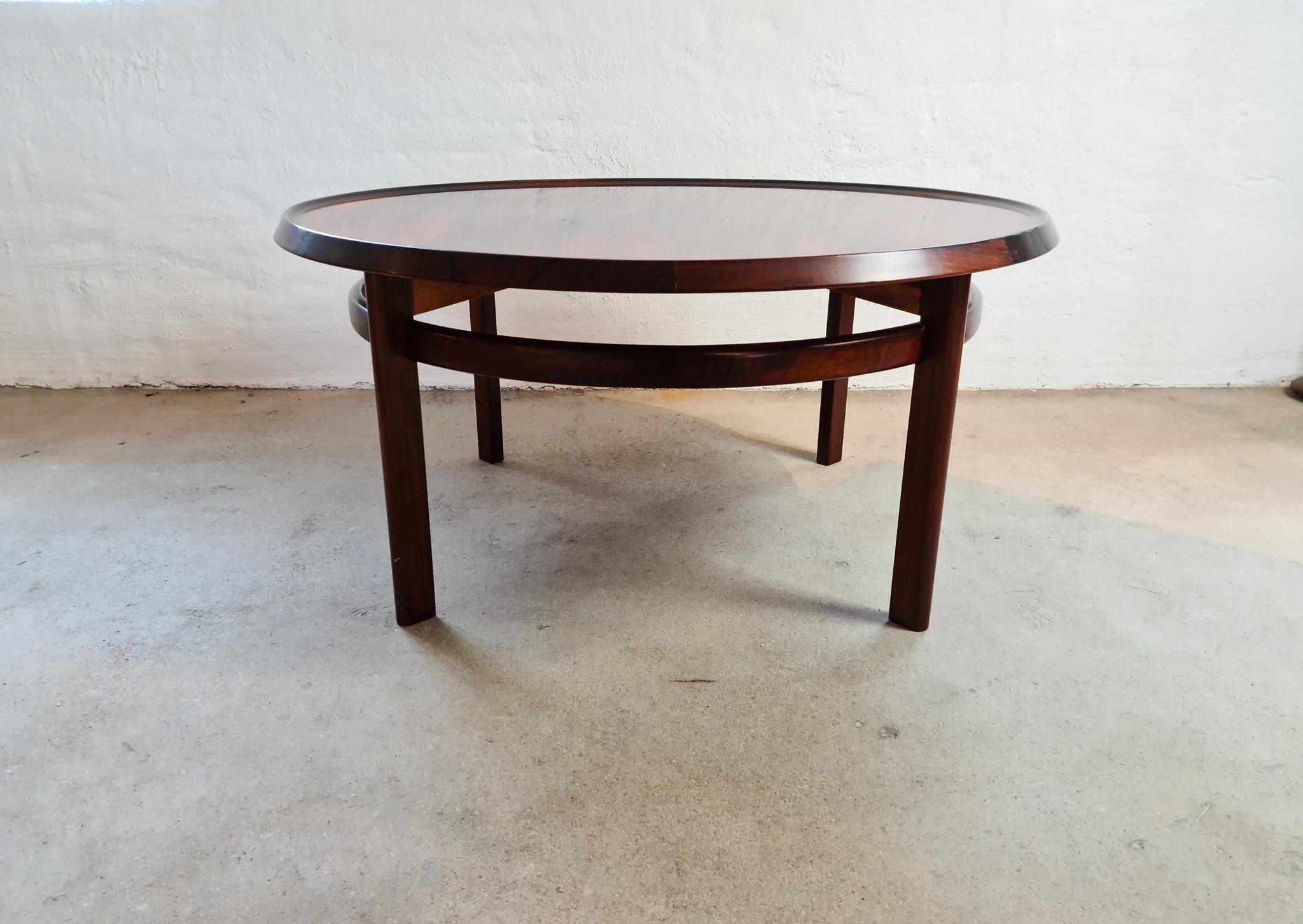 This coffee table of very high quality was produced at Haug Sneekeri AB Norway for Bruksbo Tegnekontor. The well-known architect Torbjörn Afdal was the designer. He made this round coffee table into perfection. Made in Brazilian Rosewood this table