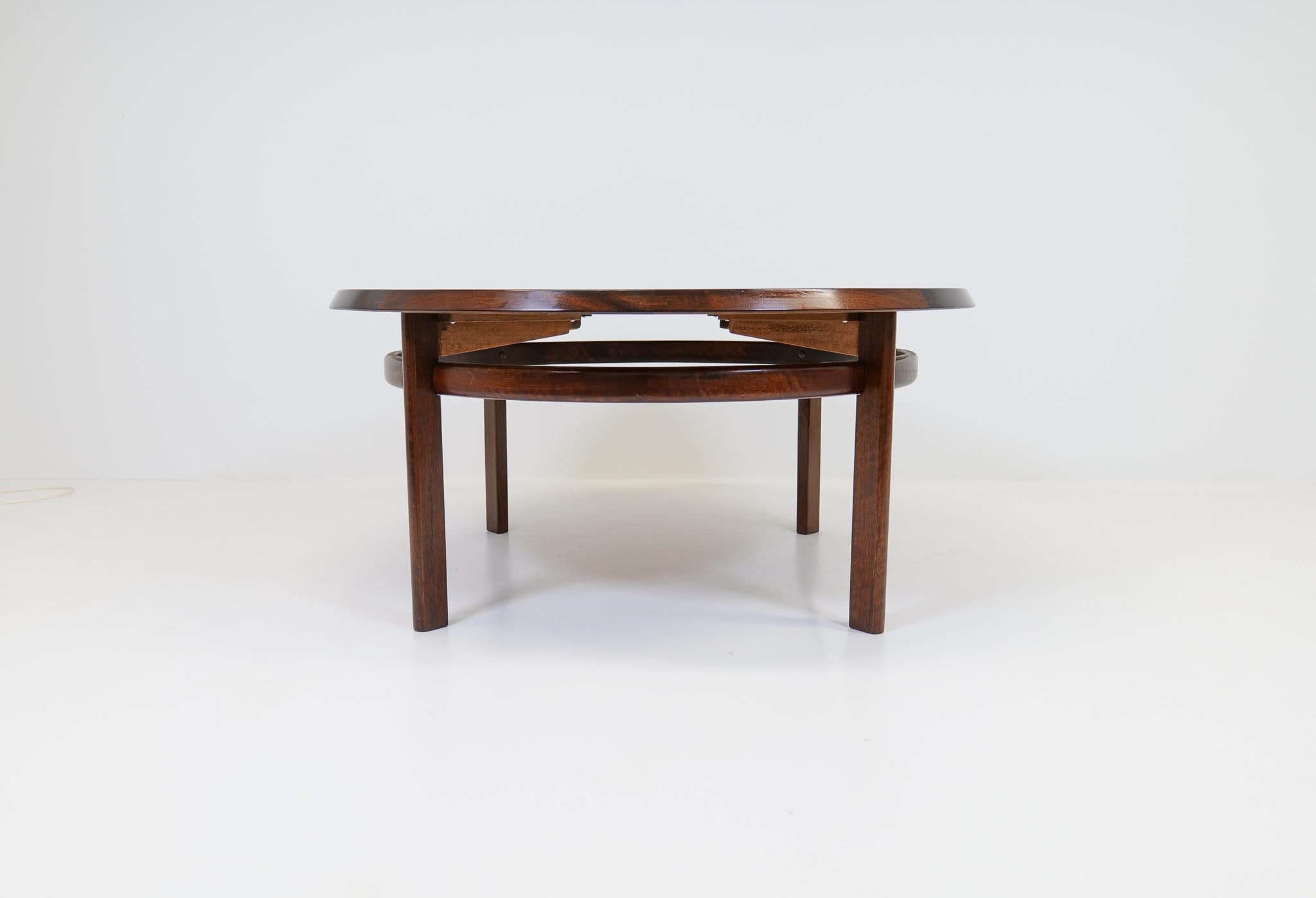 This coffee table of very high quality was produced at Haug Sneekeri AB Norway for Bruksbo Tegnekontor. The well-known architect Torbjörn Afdal was the designer. He made this round coffee table into perfection. Made in Brazilian rosewood this table