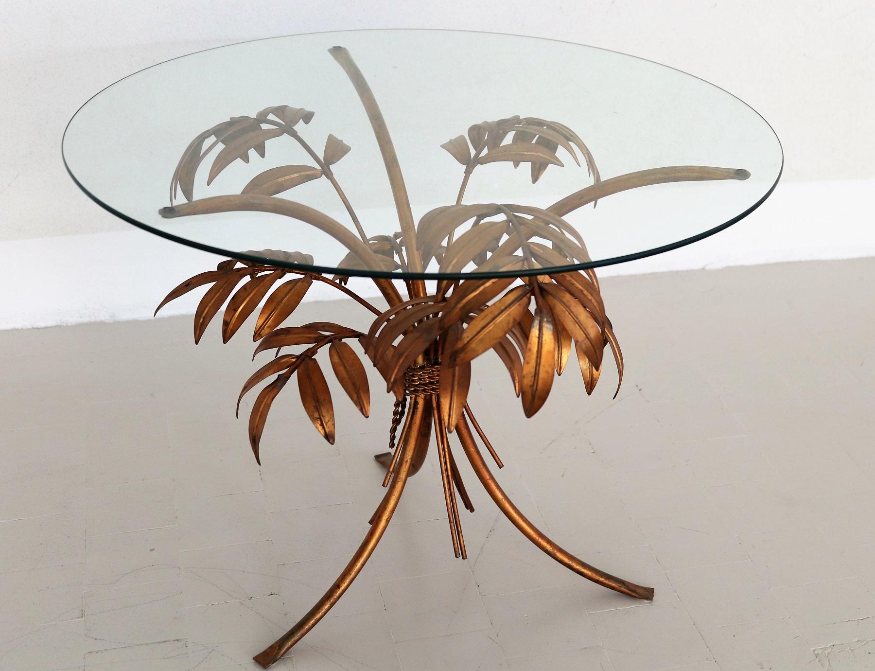 Beautiful coffee table made of solid gilt leaves in the Hollywood Regency style.
Made from German designer and manufacturer Hans Kögl in the 1960s-beginning of the 1970s.
With round glass top in very good condition, no chips but normal vintage