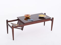 Mesa de centro con revistero de madera de teca, Italia Años 60