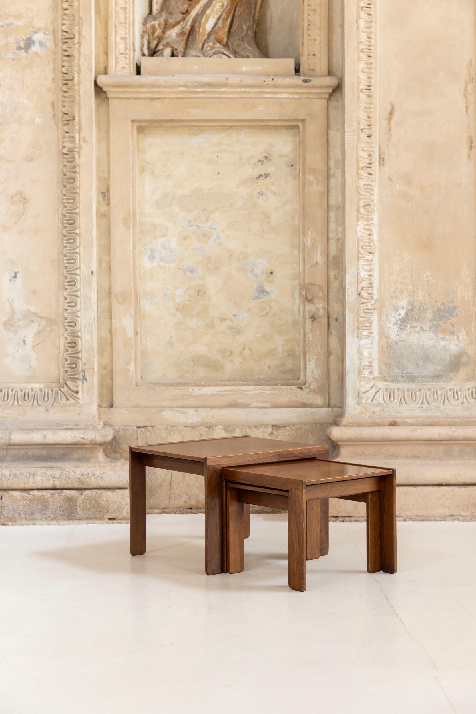 The three model 777 coffee tables designed by Afra and Tobia Scarpa are iconic pieces of 20th-century Italian design. These nesting tables are characterized by their distinctive shape and the combination of materials, making them truly refined