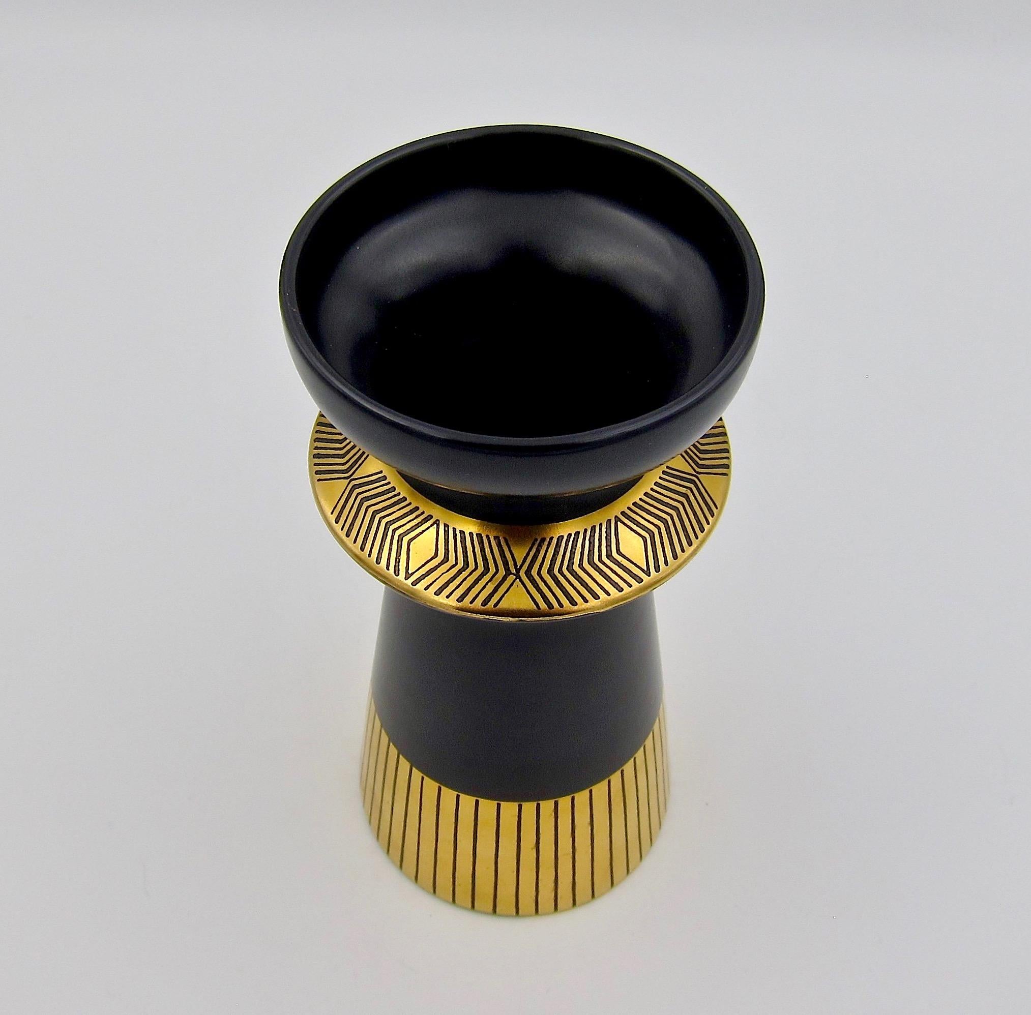 English Black and Gold Memphis Vase by Colin Melbourne for Crown Devon In Good Condition In Los Angeles, CA