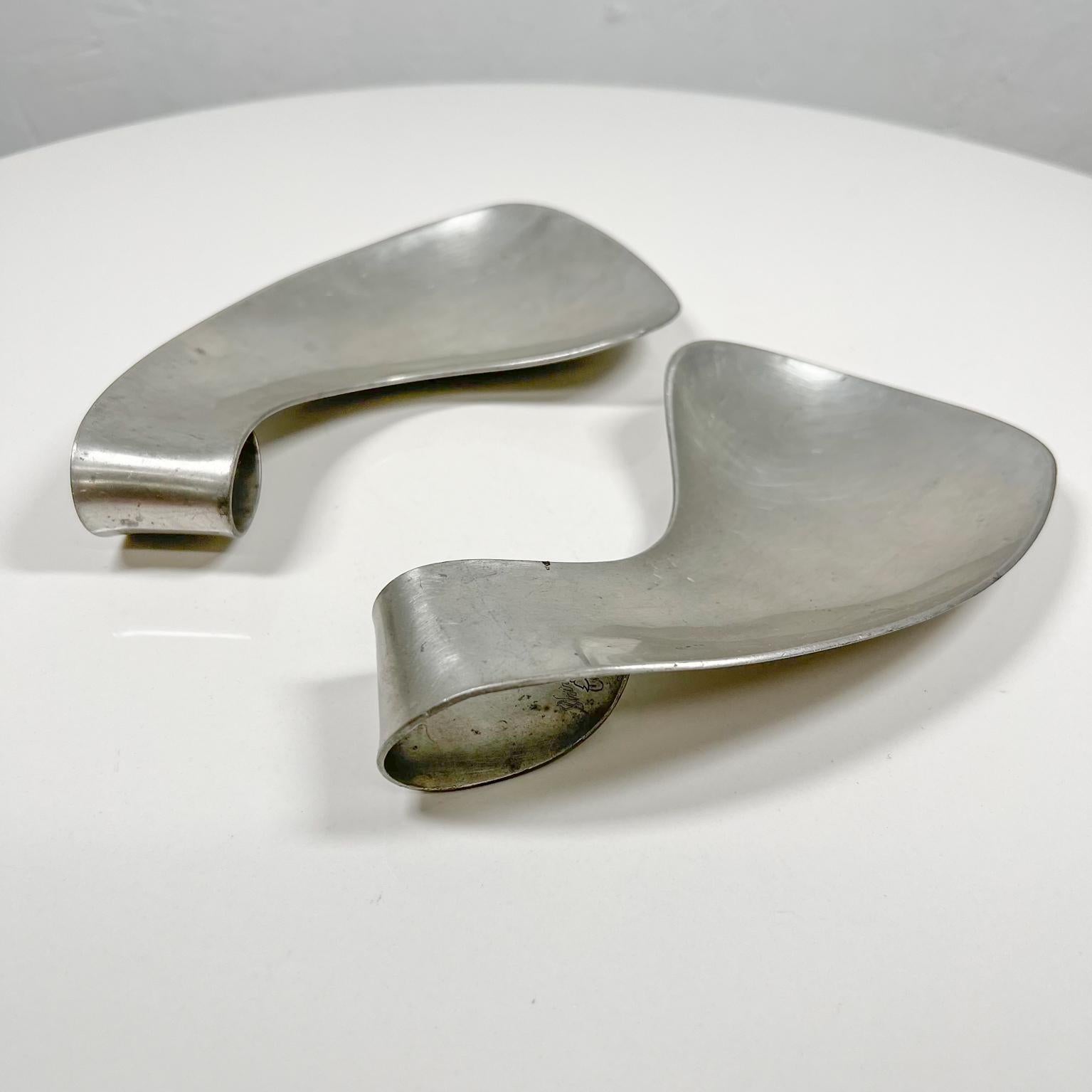 Midcentury Modern Collectible Brutalist Pewter Art Metalware Set of Salad Servers Tongs Serving Utensils
Exquisite vintage art object by noted midcentury metalworker artist Shirley Charron
Signed art
8 x 4 x 1.13
Original unrestored preowned