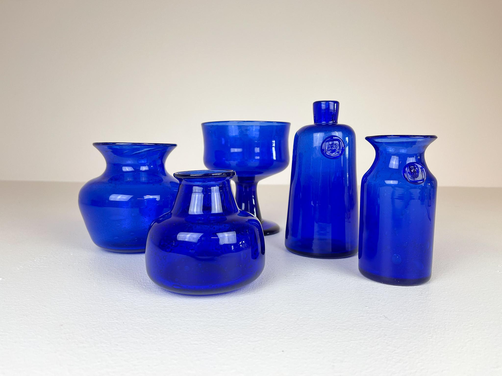 Collezione di cinque vasi/vasi in vetro blu disegnati da Erik Höglund. Soffiato a mano nella bottega del vetro di Boda negli anni '60. Sono tutti di dimensioni e forme diverse, in condizioni da ottime a eccellenti. Sono realizzati con il tipico