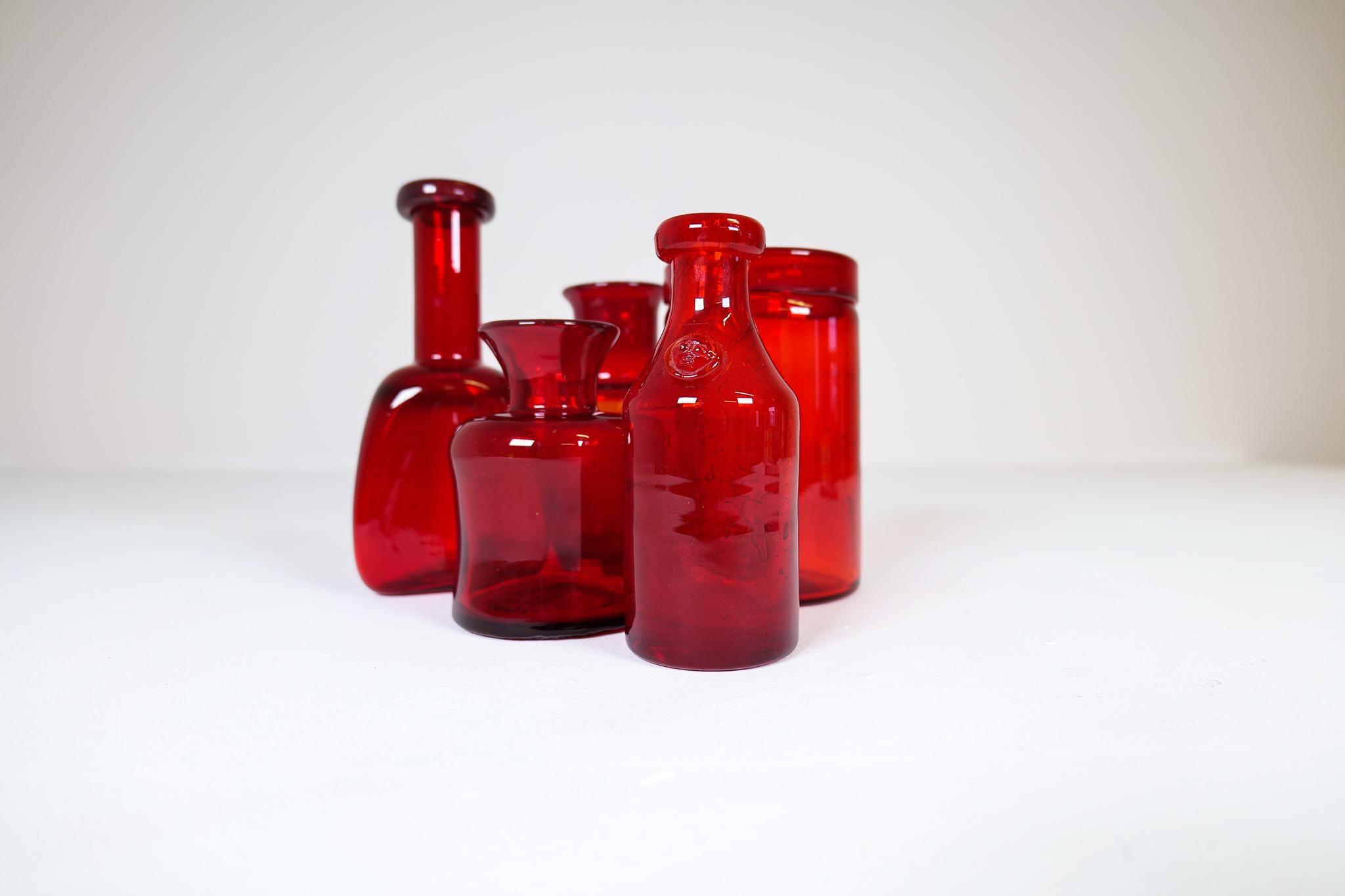 Sammlung von fünf seltenen roten Glasvasen / -gefäßen, entworfen von Erik Höglund. Handgeblasen in der Glashütte von Boda in den 1960er Jahren. Sie sind alle unterschiedlich groß und geformt und in sehr gutem bis ausgezeichnetem Zustand. Sie werden