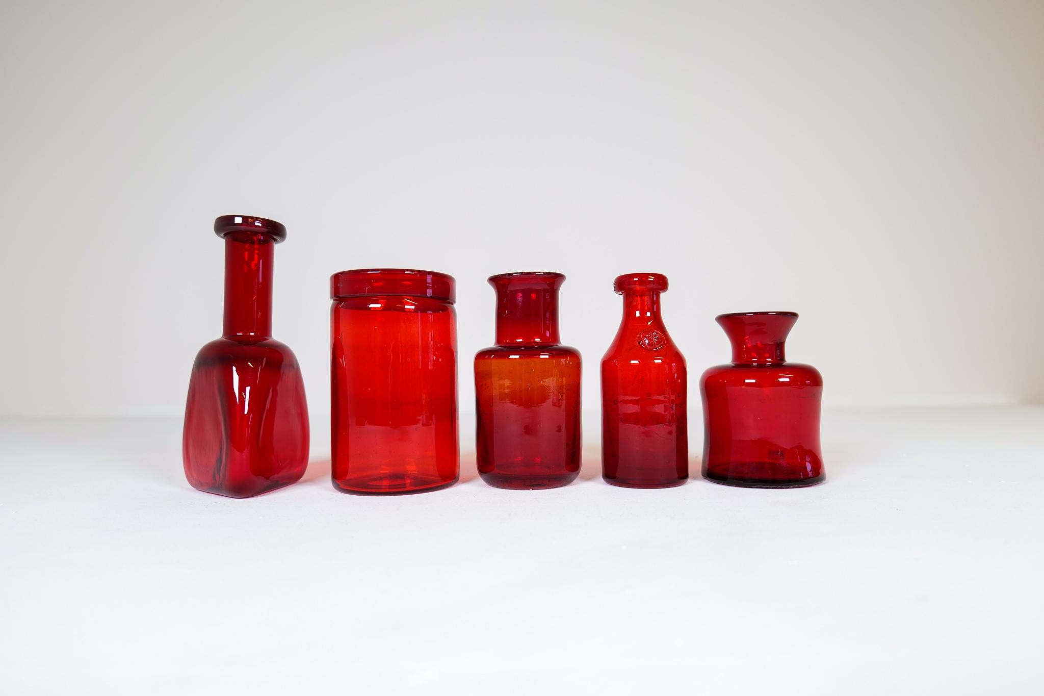 Mid-Century-Kollektion von fünf seltenen roten Vasen von Erik Hoglund, Schweden, 1960er Jahre (Mitte des 20. Jahrhunderts) im Angebot