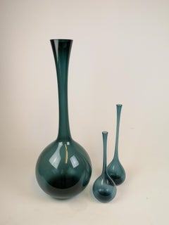 Collection de trois vases Gullaskruf bleus du milieu du siècle dernier par Arthur Percy Suède