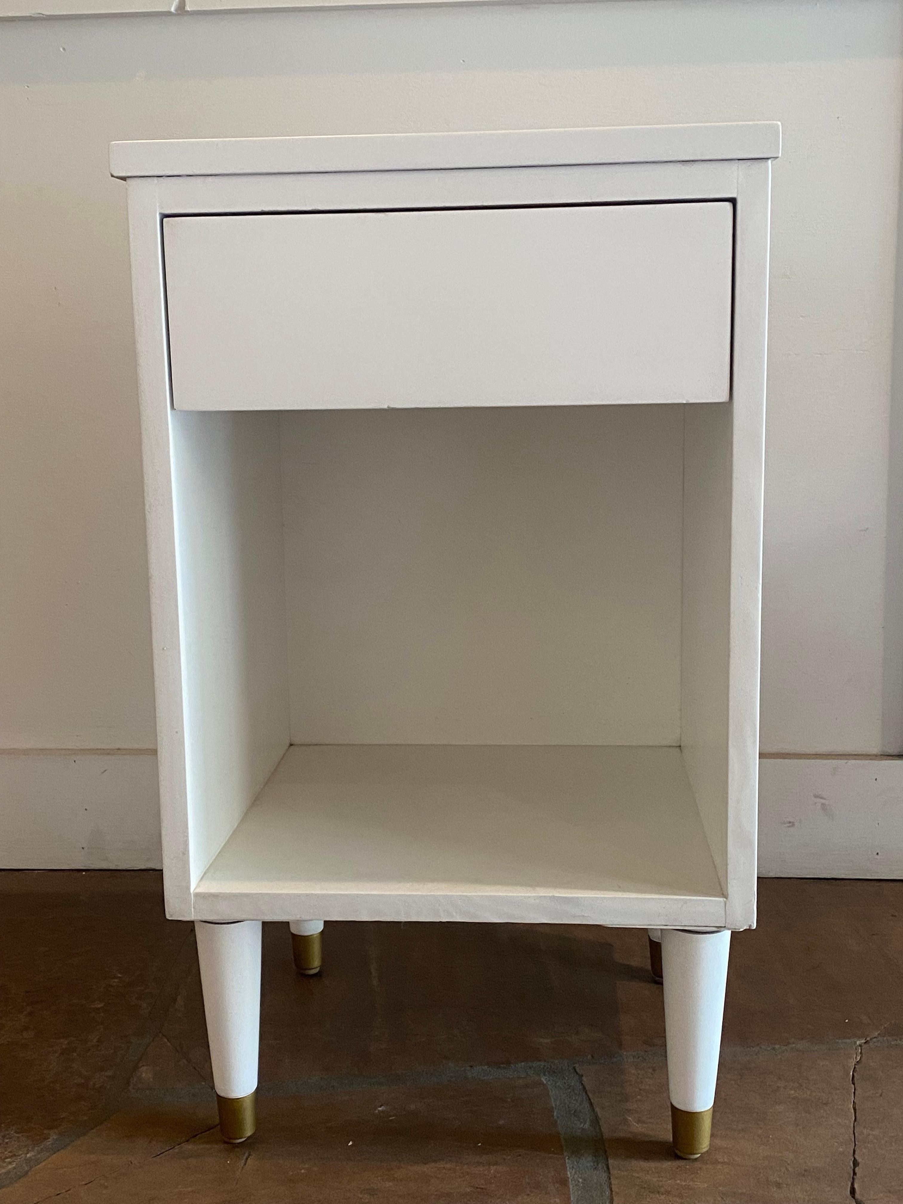 Cette table de nuit blanche de style Midcentury de Morris of California présente les lignes épurées et l'élégance fonctionnelle du design moderne des années 1960. D'un blanc éclatant, elle comporte un seul tiroir supérieur pour un rangement