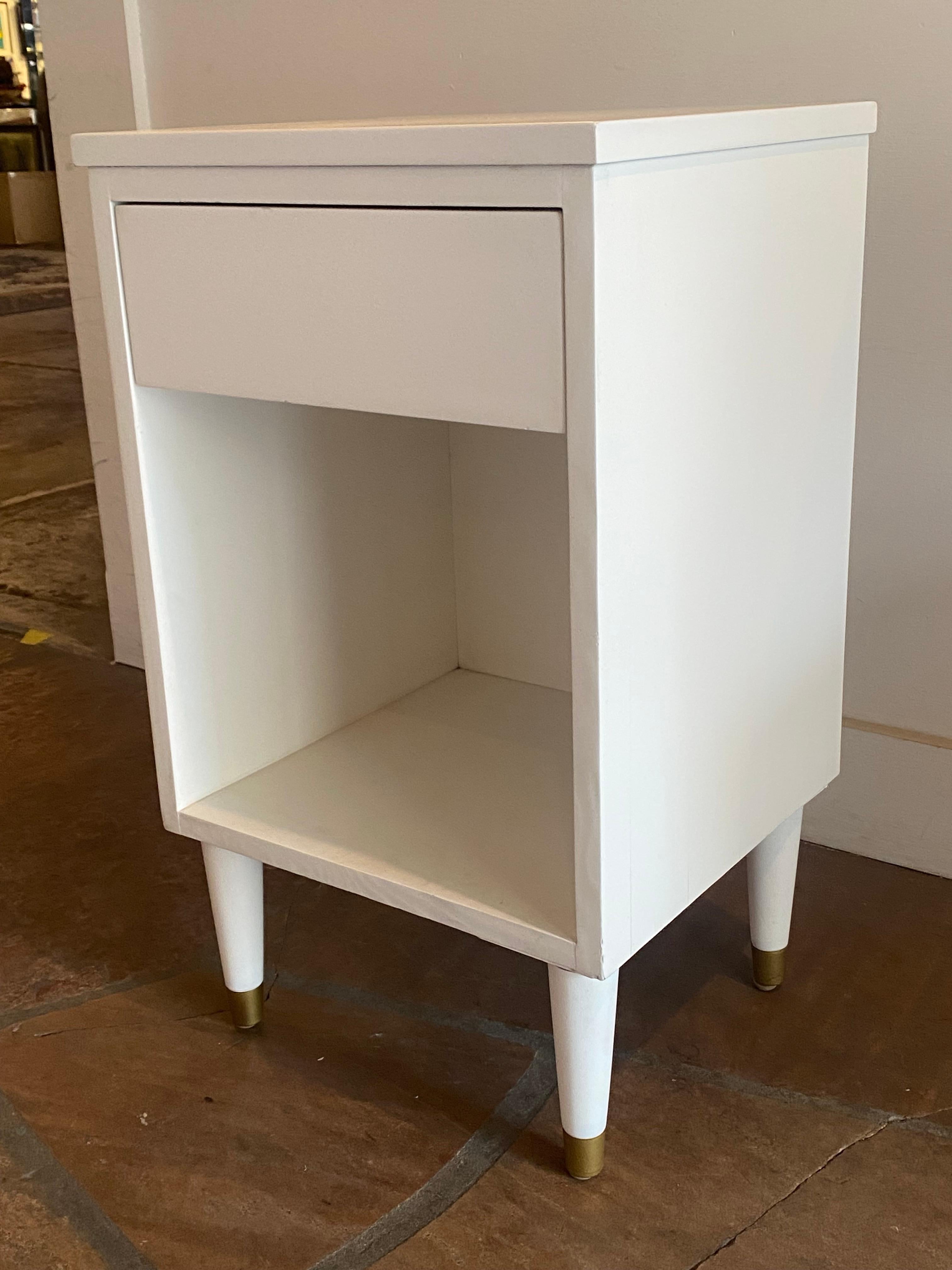 Mid-Century Modern Milieu du siècle  Table d'appoint laquée blanche de Morris en vente