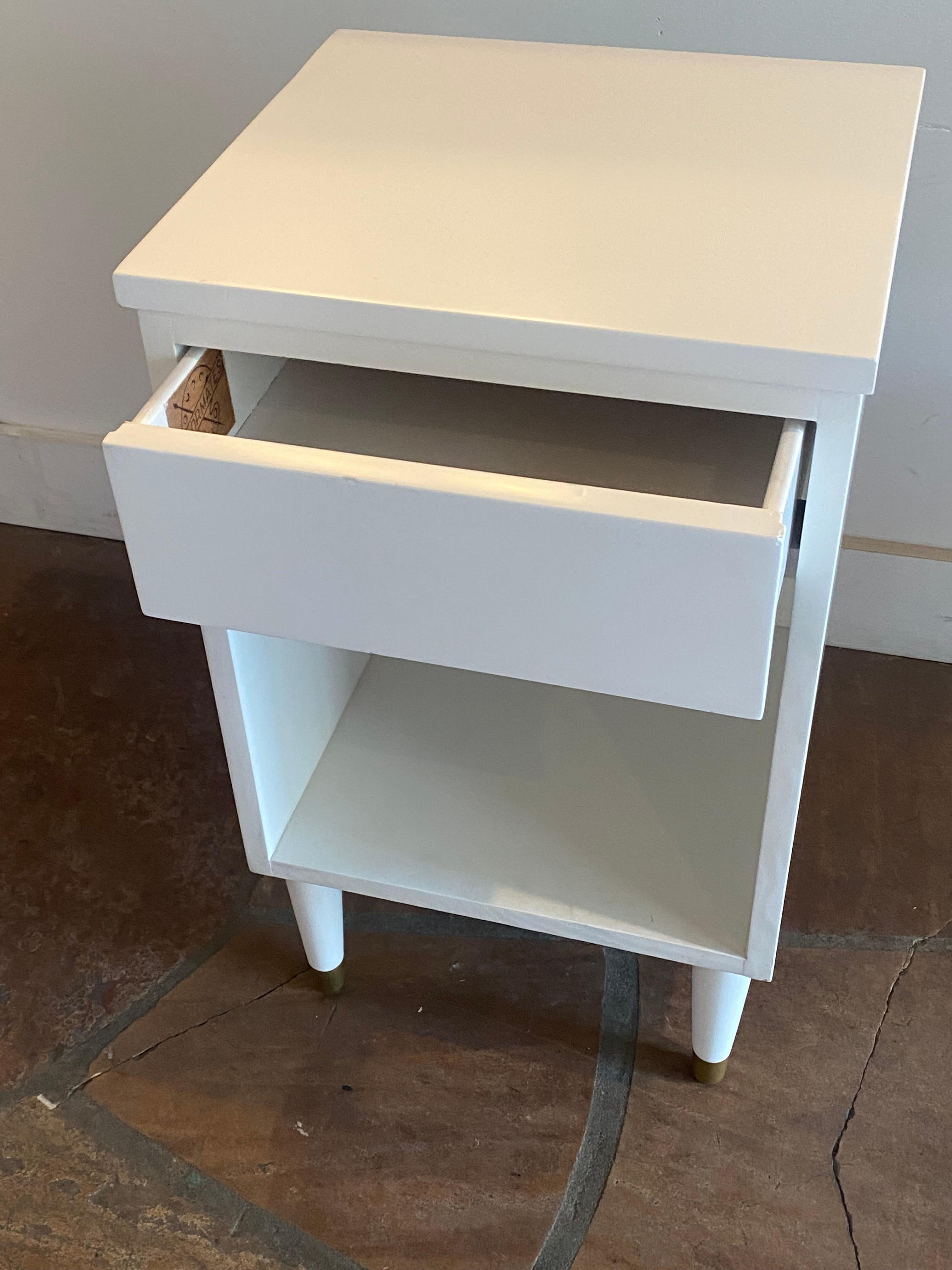 Américain Milieu du siècle  Table d'appoint laquée blanche de Morris en vente