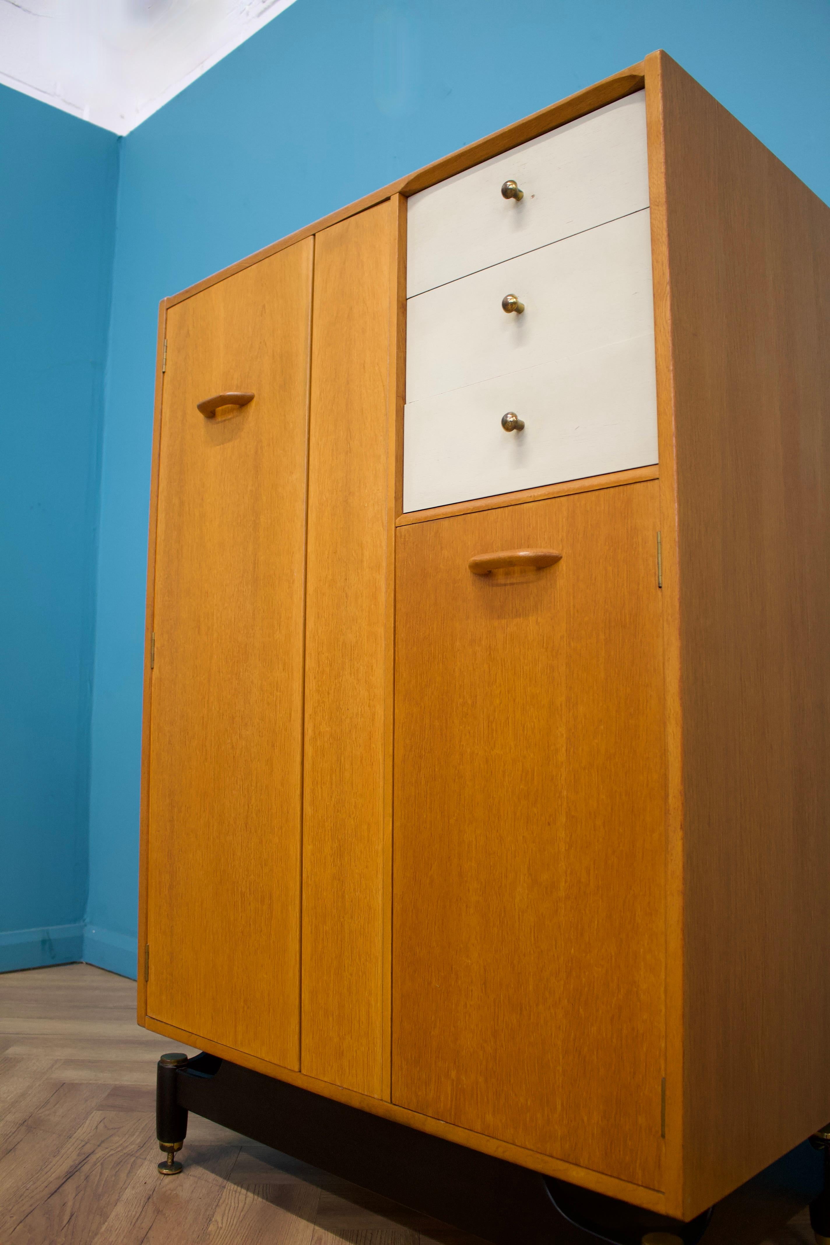 Armoire compacte en Oak Oak du milieu du siècle de G-Plan, années 1960 en vente 2