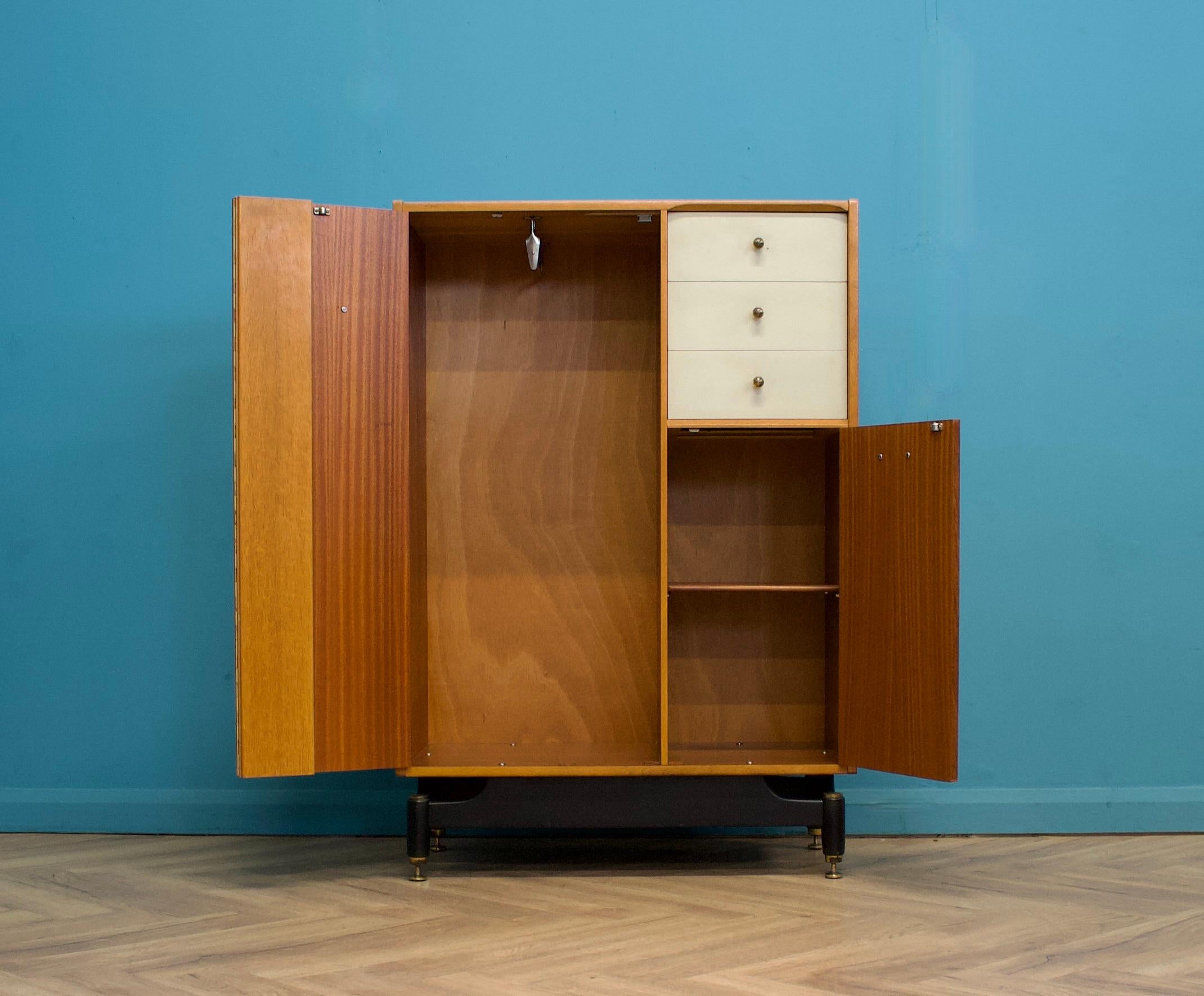 Placage Armoire compacte en Oak Oak du milieu du siècle de G-Plan, années 1960 en vente