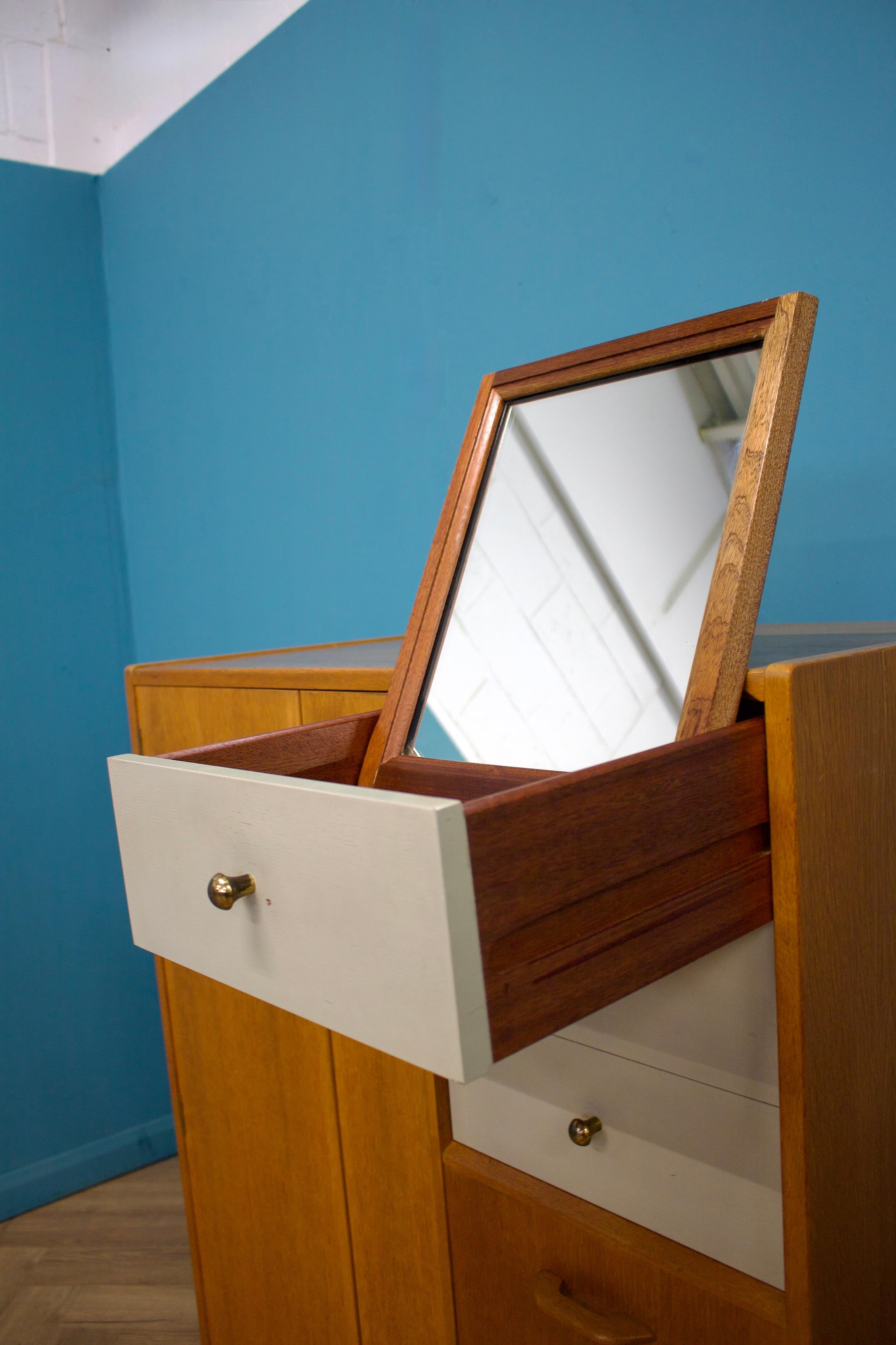 Armoire compacte en Oak Oak du milieu du siècle de G-Plan, années 1960 en vente 1