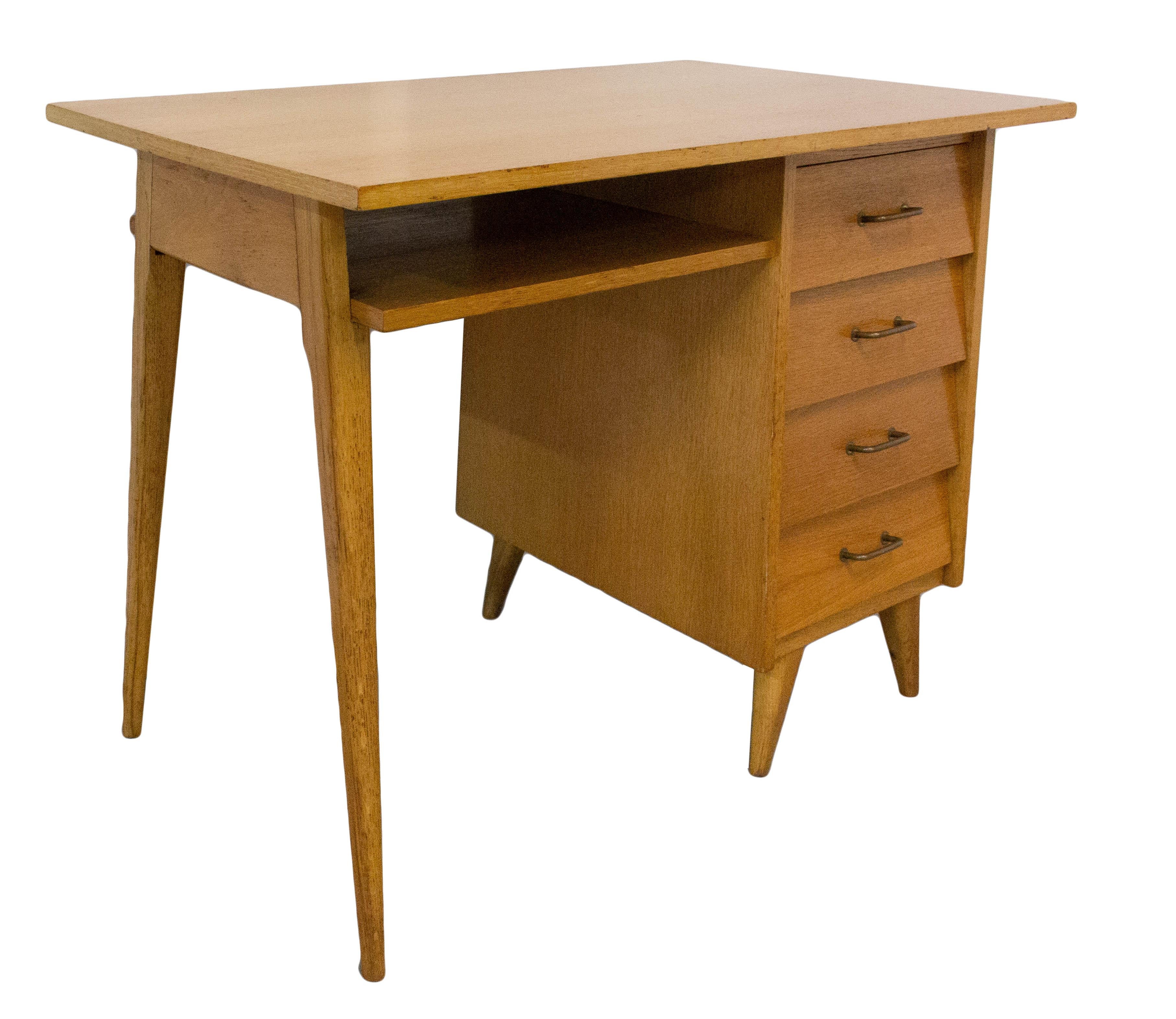 French compas desk writing table Midcentury
Oak veneer and solid oak
Four drawers
Good vintage condition with minor signs of use and wear.

For shipping: 75 x 59 x 99 cm 26kg.