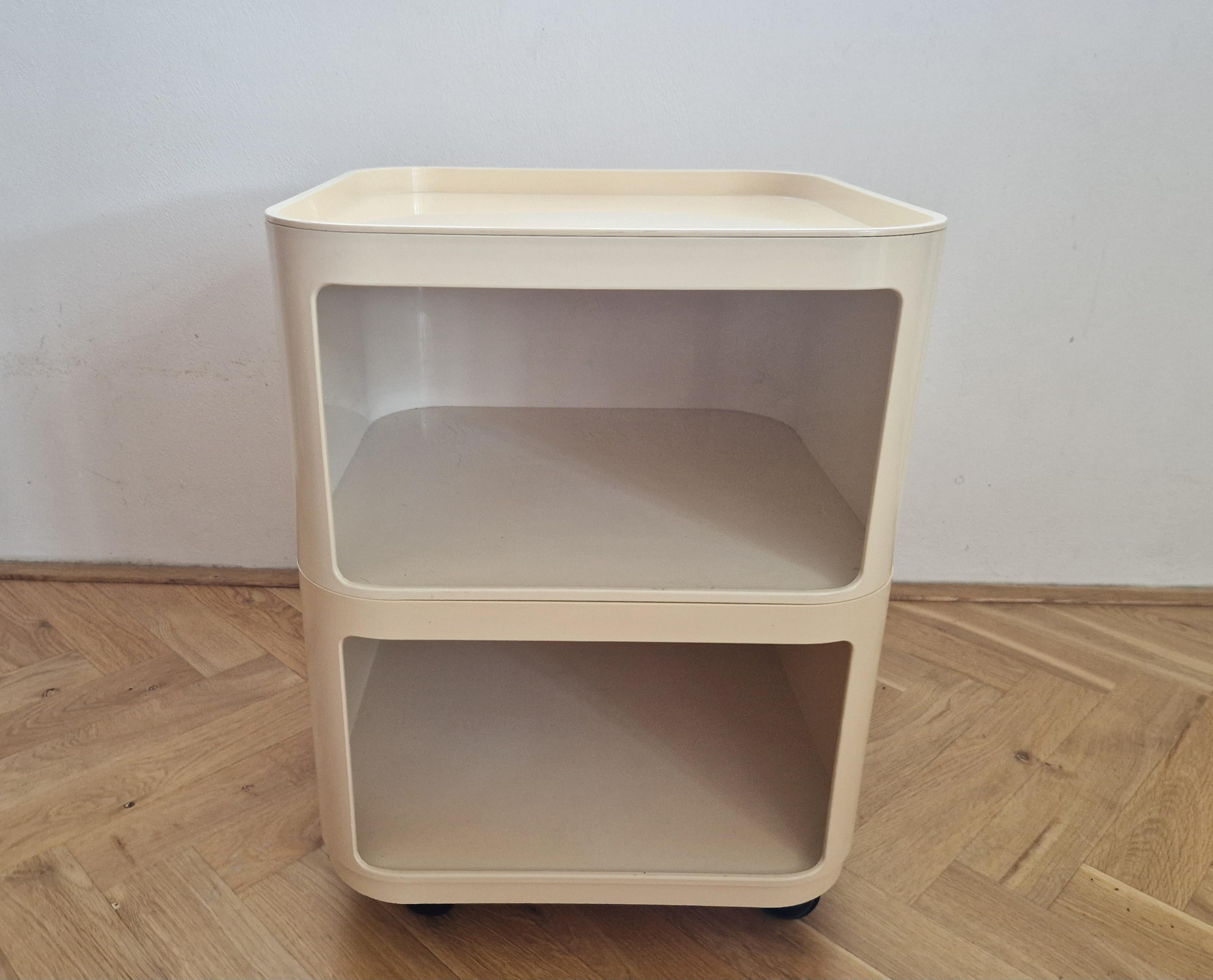 - sehr praktisch
- ikonisches Modell
- gekennzeichnet
- Space-Age-Stil