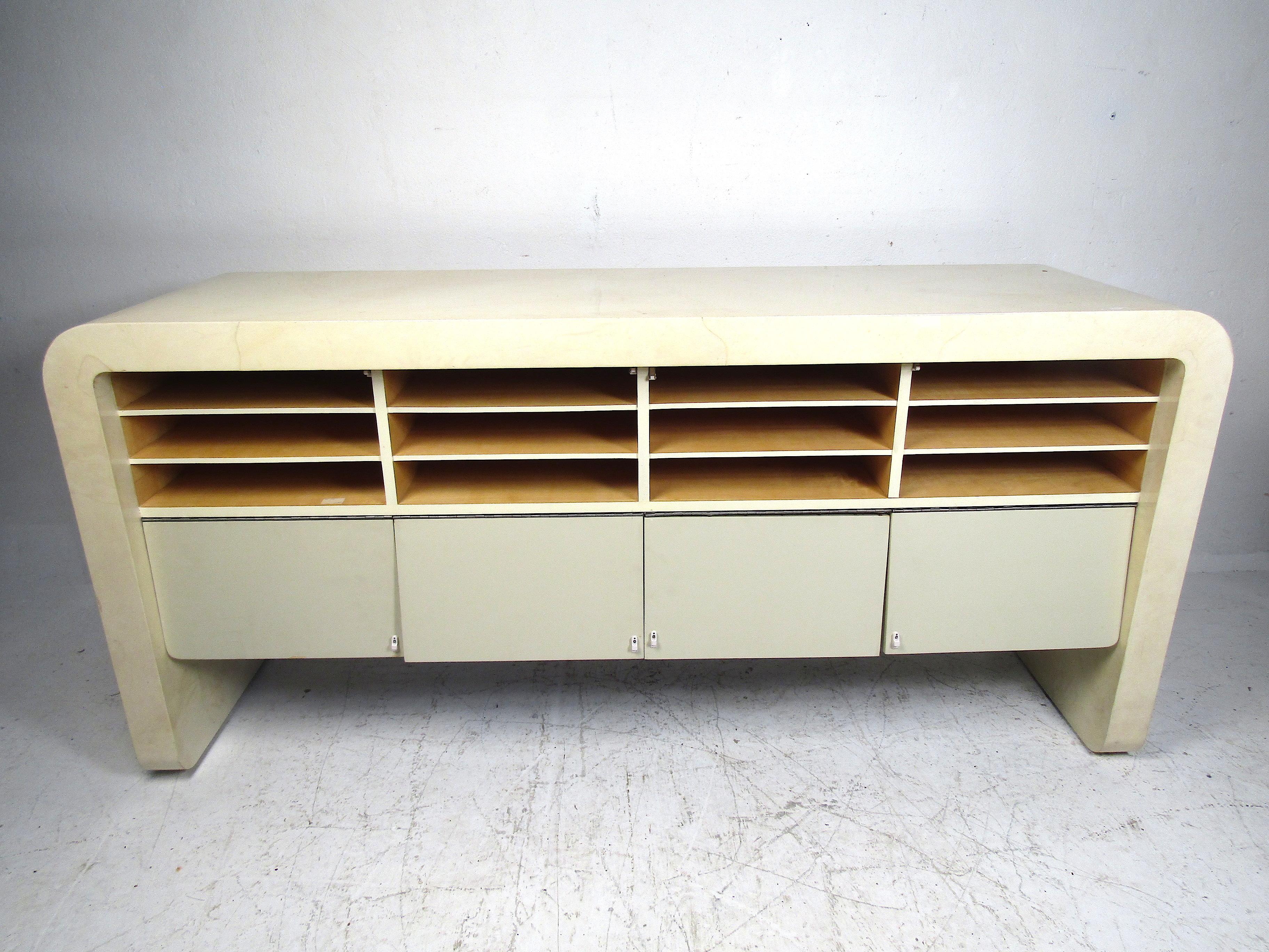 Consola de piel de cabra de mediados de siglo con almacenaje Moderno de mediados de siglo en venta