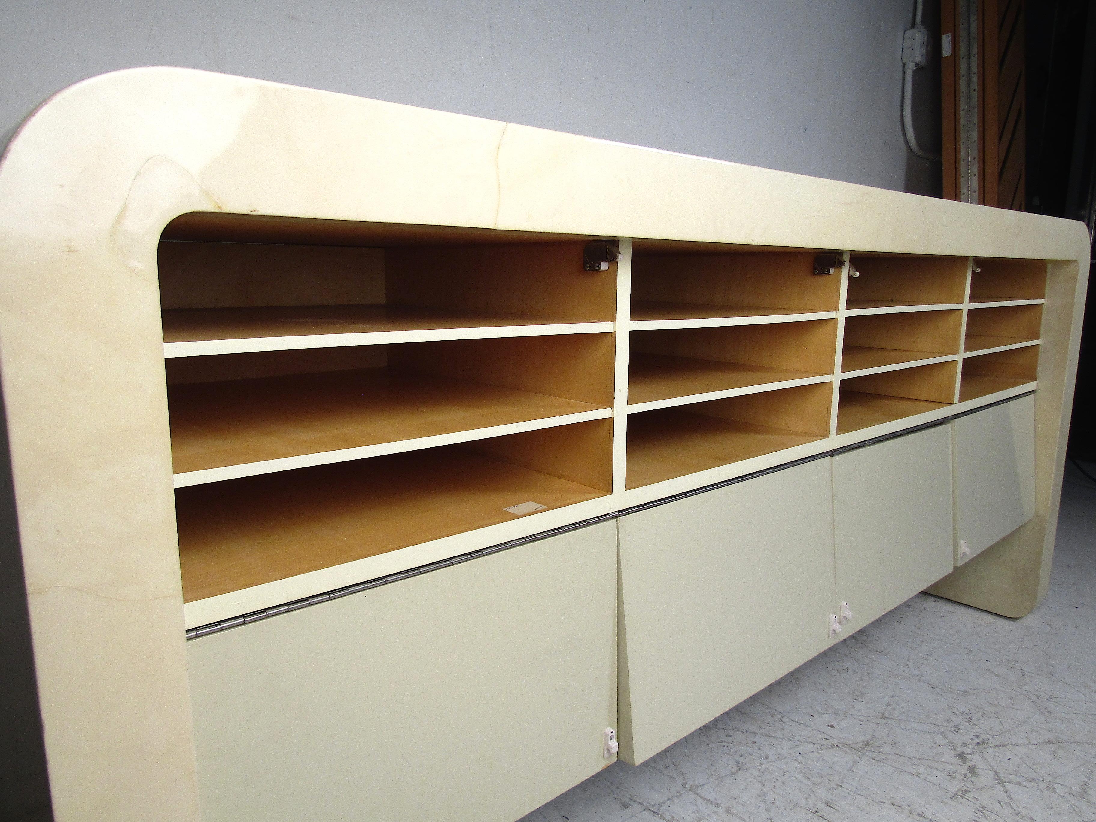 Consola de piel de cabra de mediados de siglo con almacenaje en Bueno estado para la venta en Brooklyn, NY