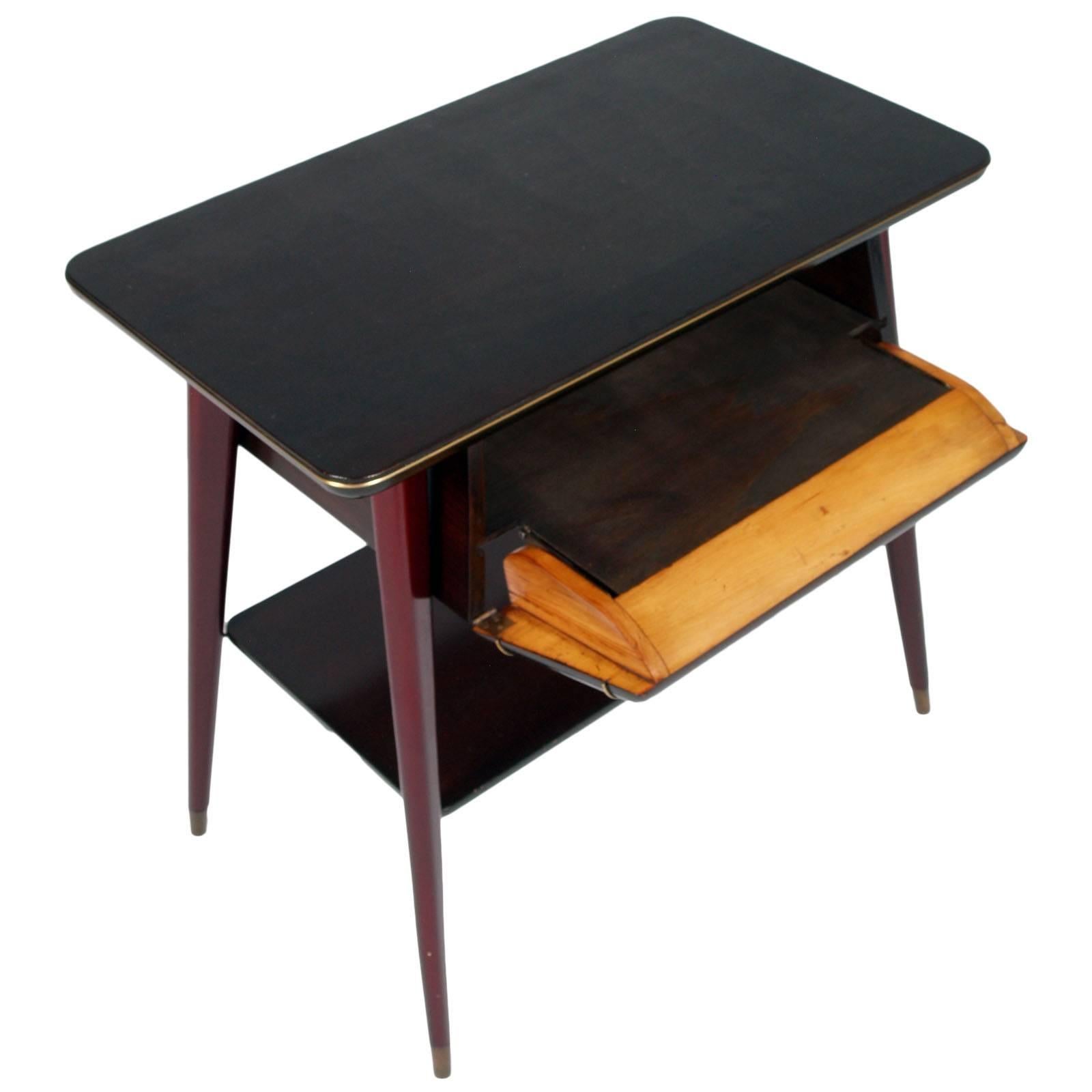 Italienische Mid-Century Modern Konsole oder Beistelltisch mit klappbarer Schublade, Ico Parisi zugeschrieben, in Mahagoni lackiert und Aluminiumfäden. Mit faltbarer Schublade

Maße in cm: H 64 x B 67 x T 40 (Regalhöhe 25cm).
 