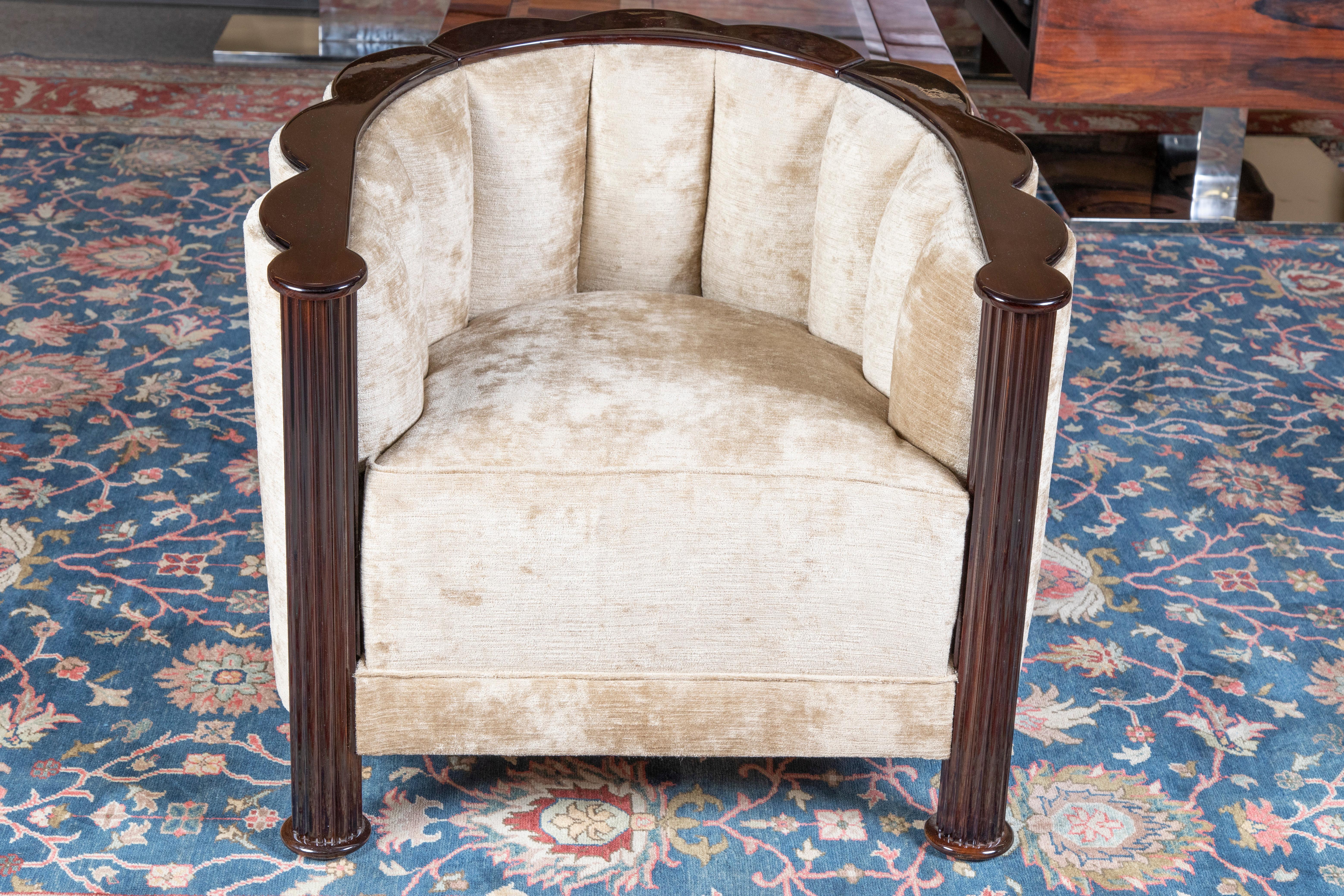 Stuhl ist  aus feinem Walnussholz.
Neu gepolstert mit hellbeigem, samtigem Stoff.
Die Rückenlehne des Stuhls ist halbkreisförmig gebaut. Auf der Oberseite der Rückenlehne befindet sich eine dunkle Holzleiste 
Der Stuhl wird durch 4 kleine